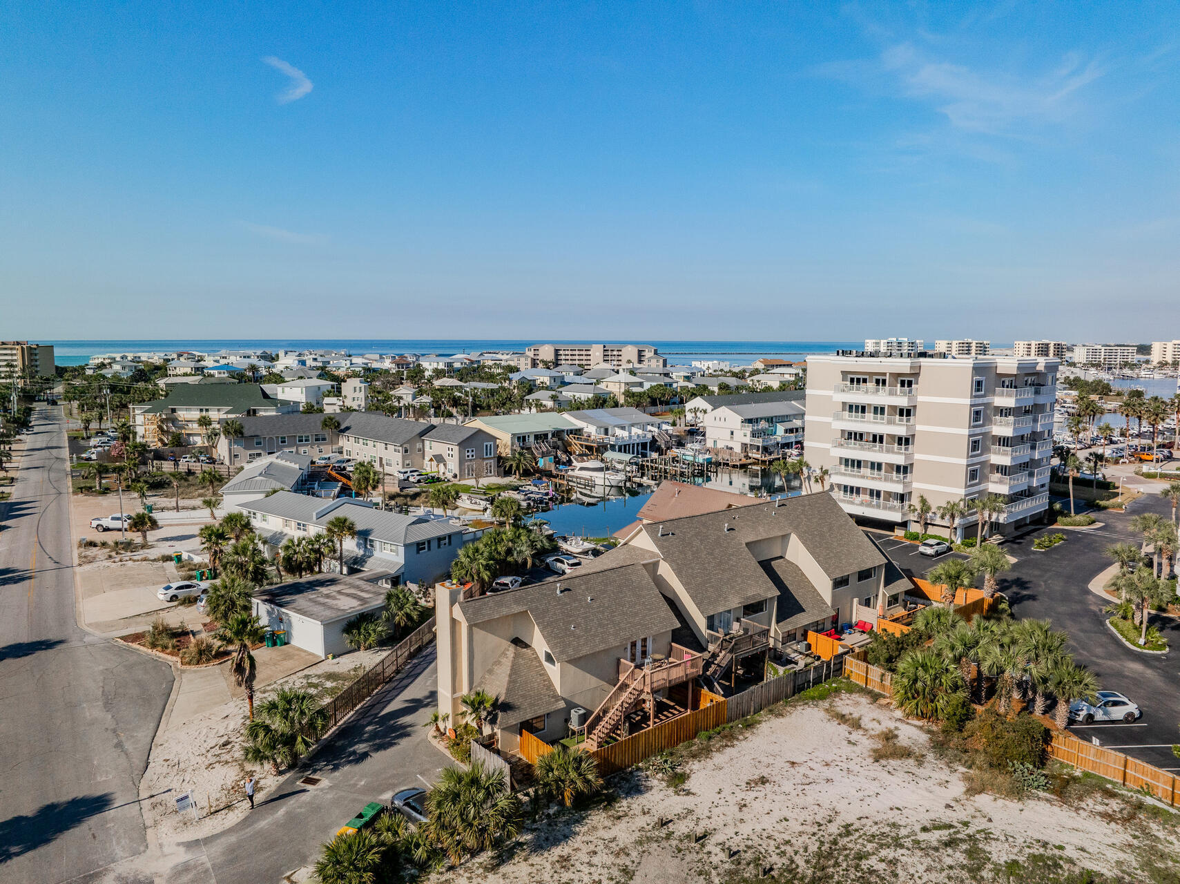 Court Del Mar - Residential