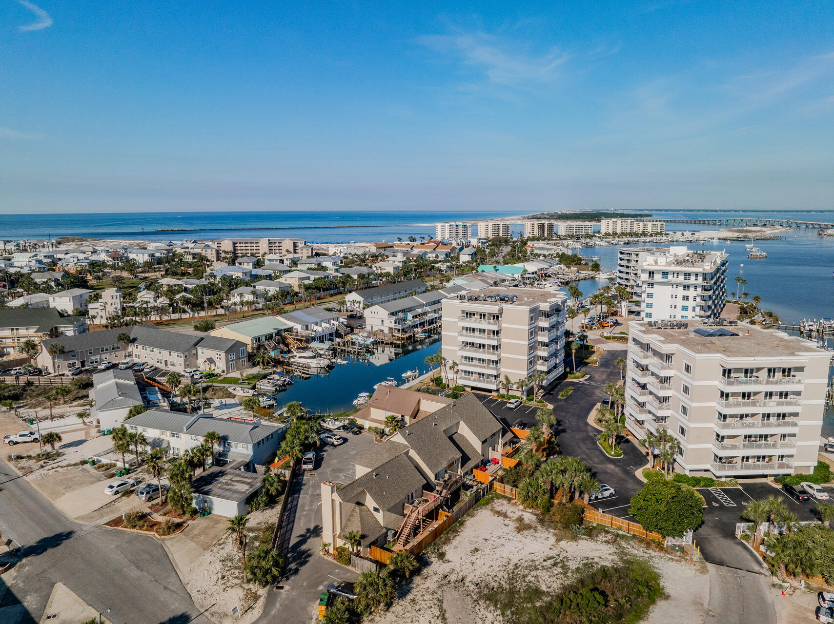 Court Del Mar - Residential