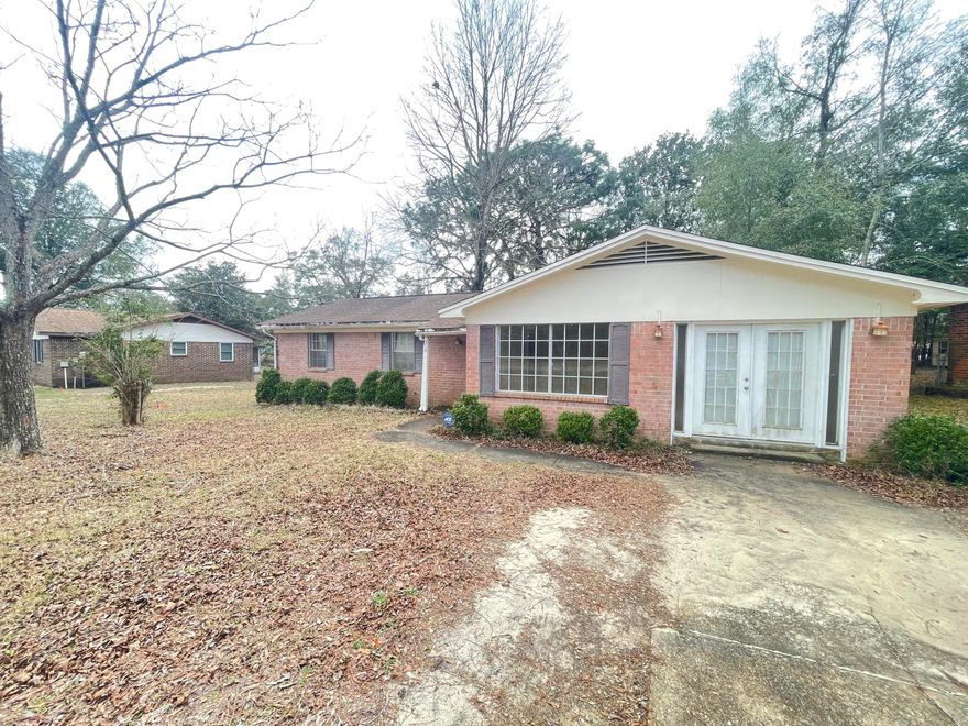 If you are looking for a house with an amazing kitchen, great location and affordable price you won't want to miss this 3 bedroom, 2 bath home! Located in the heart of Niceville - convenient to nearby military bases, highly ranked schools and a short drive to the beaches - this house is move-in ready! Large, custom kitchen, offering oak cabinets, large island, gas range, and ample pantry and counter space. A HUGE (20x30) workshop/storage building is located on the back of the property - offering 110v and 220v power with endless possibilities. If you are looking for the small-town feeling - look no further. Walk to the high school football games in the Fall or walk to the grocery store. This home is also within walking distance to all schools! Call today!