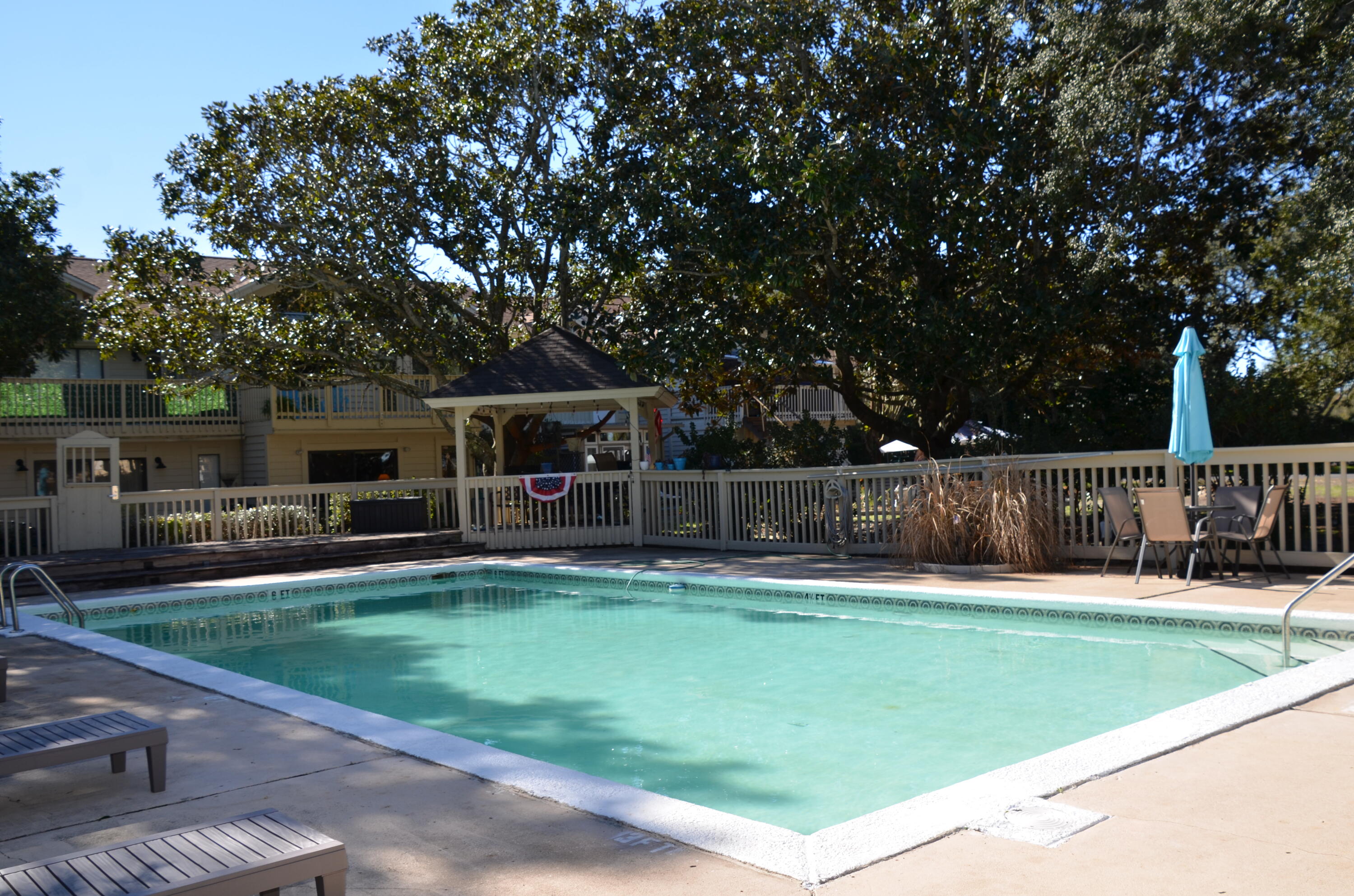 MAGNOLIA BAY CLUB - Residential