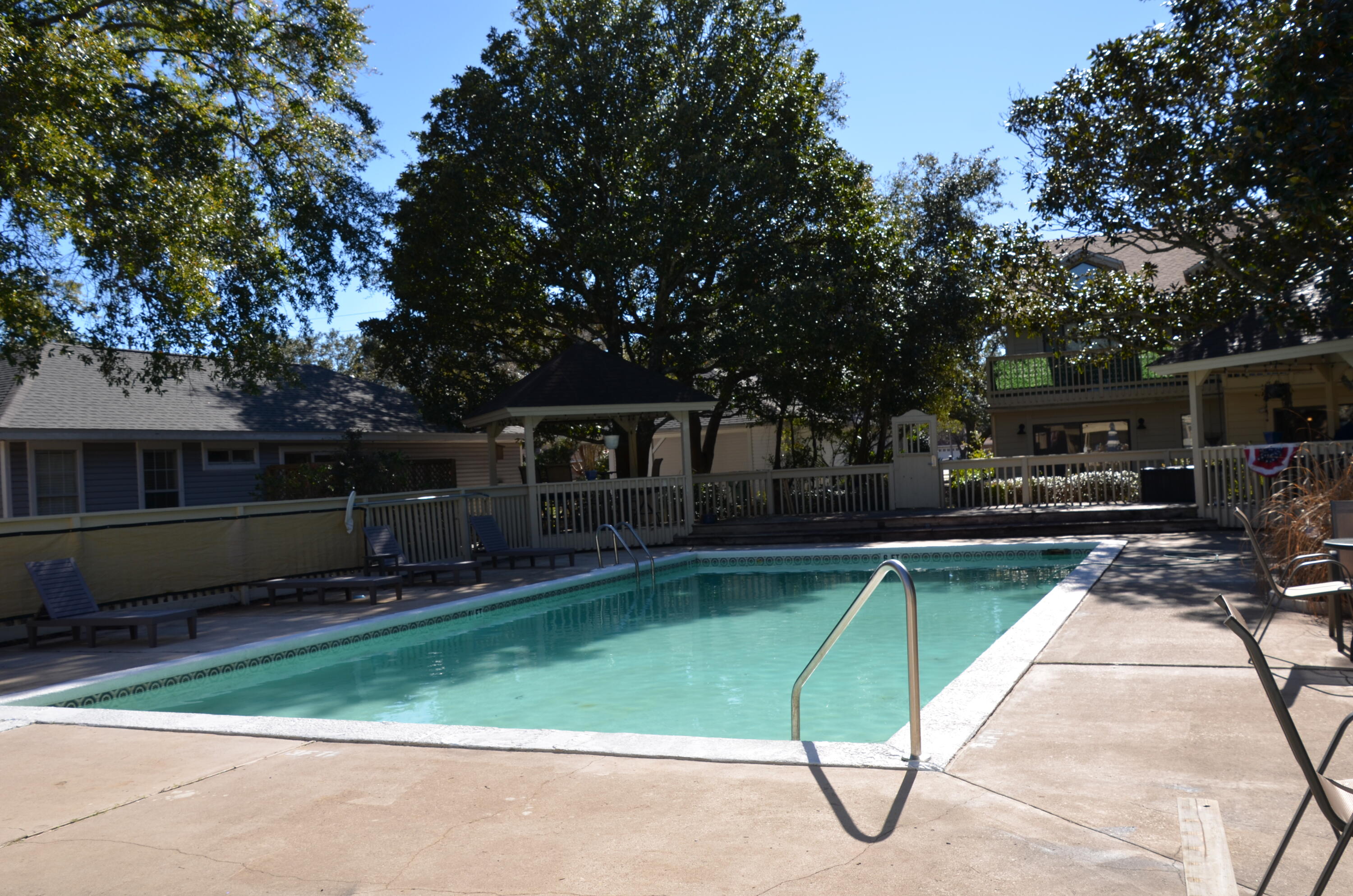 MAGNOLIA BAY CLUB - Residential