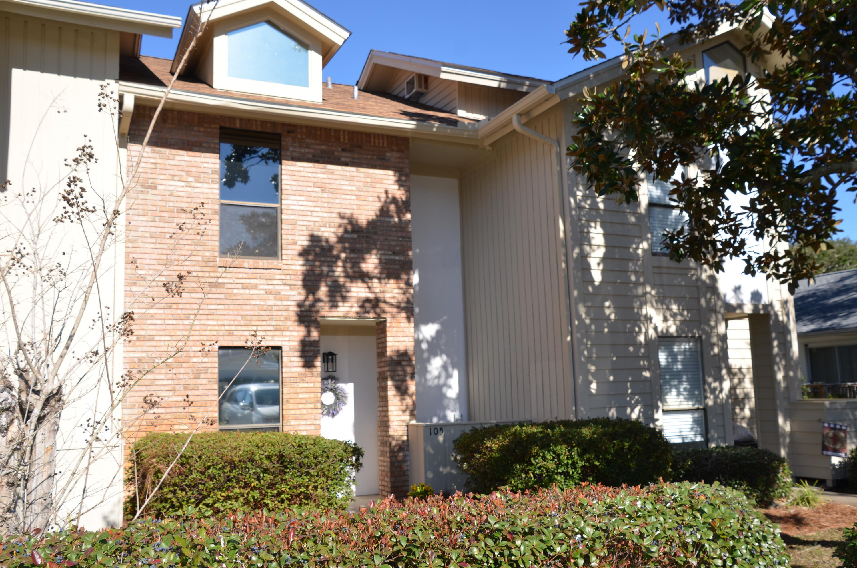 MAGNOLIA BAY CLUB - Residential