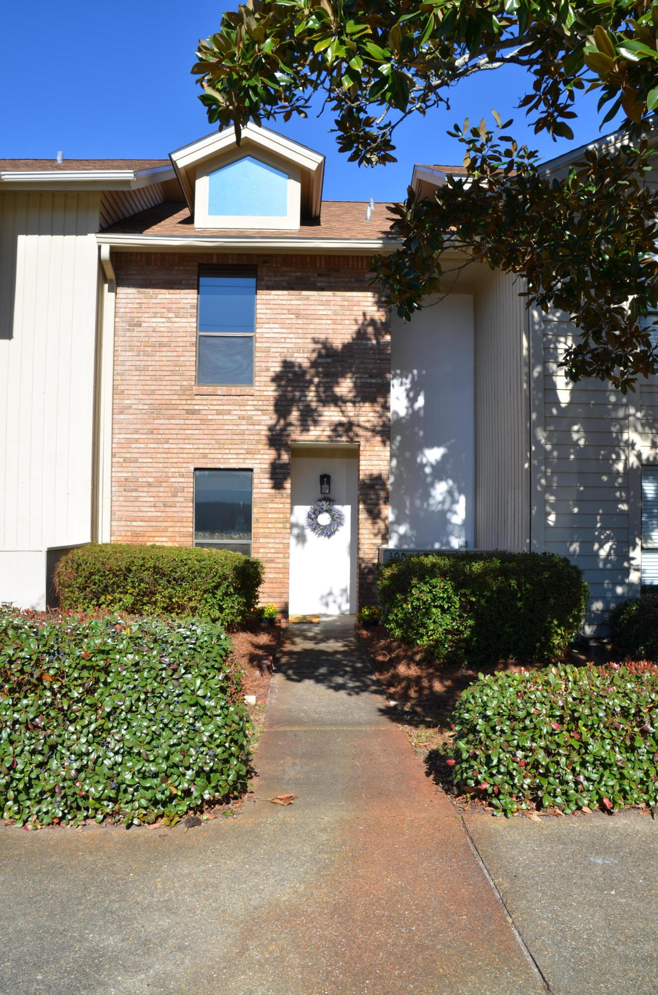 MAGNOLIA BAY CLUB - Residential