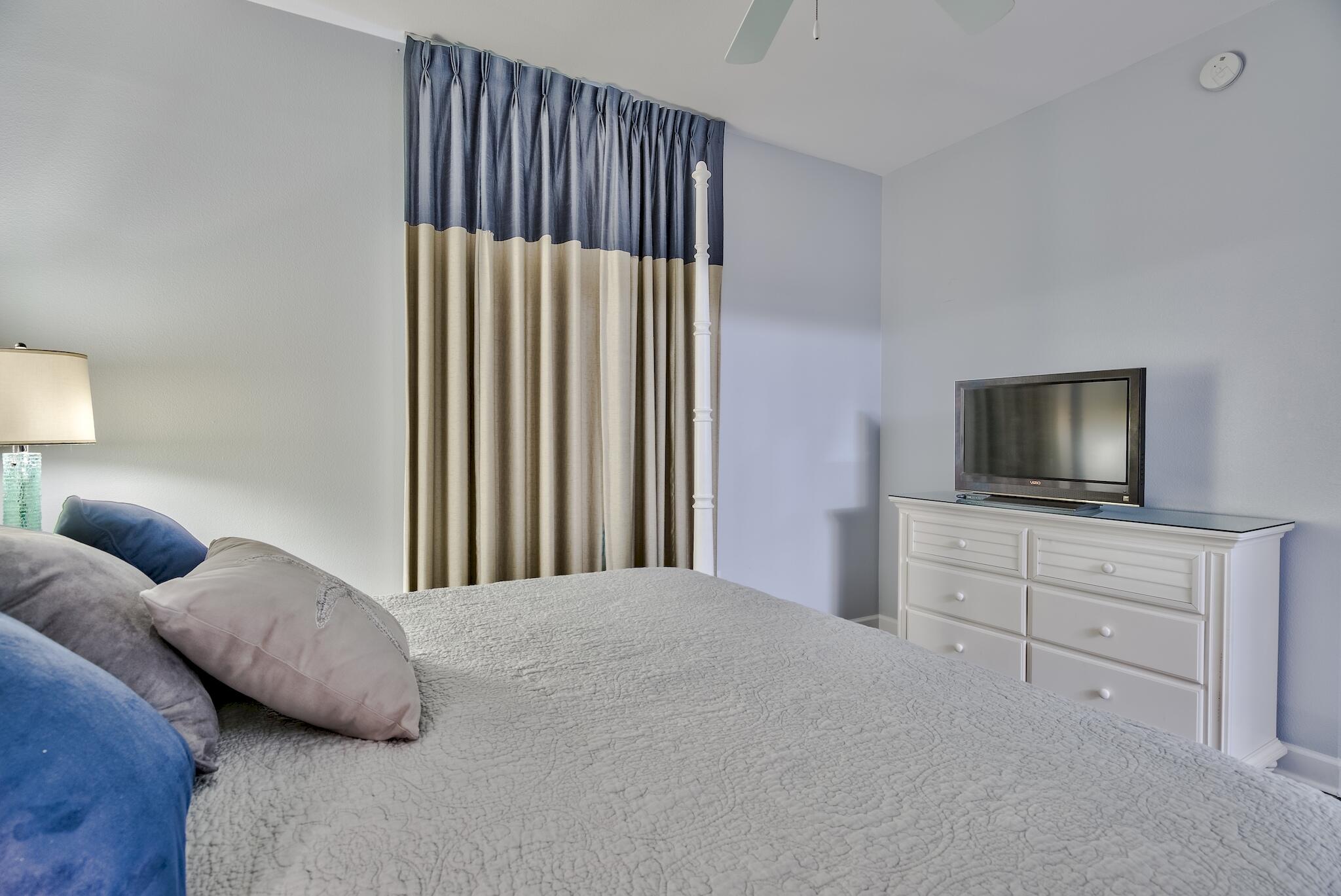 BEACH RESORT CONDOMINIUM - Residential Lease