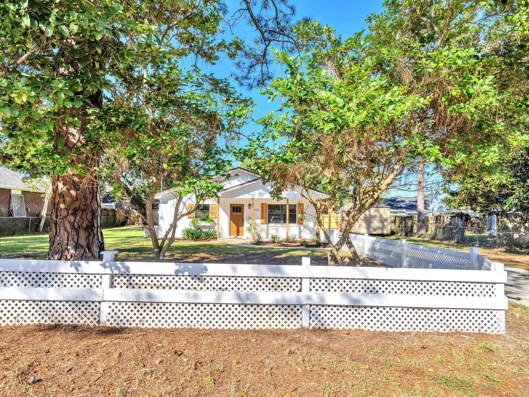 This beautifully renovated 1,390 sq ft Florida Cottage, featuring 3 bedrooms and 2 baths, is fully move-in ready and just a short stroll from the serene shores of Rocky Bayou. The upgraded kitchen is designed for both style and function, complete with a subway tile backsplash, brand new stainless steel appliances, a deep stainless steel sink, and crisp white quartz countertops. A newly added pergola over the back patio creates the perfect outdoor space for entertaining and enjoying warm summer evenings. Every detail has been carefully considered, with fresh interior and exterior paint giving the home a clean, modern feel. Enjoy peace of mind with major system upgrades, including copper wiring, a newer roof (2014), a brand new water heater (2024), and an updated AC system (2017). Located within walking distance to nearby parks and public water access, without the cost of an HOA, this home offers the ideal Florida lifestyle. Boaters will appreciate easy navigation from Rocky Bayou into the wide-open waters of Choctawhatchee Bay, renowned for fishing, boating, and stunning views. Just 12 to 15 miles away by water, Destin's East Pass provides quick access to the Gulf of Mexico.

For those commuting to nearby military bases, the home is conveniently located about 6 to 8 miles from Eglin Air Force Base and 20 miles from Hurlburt Field.