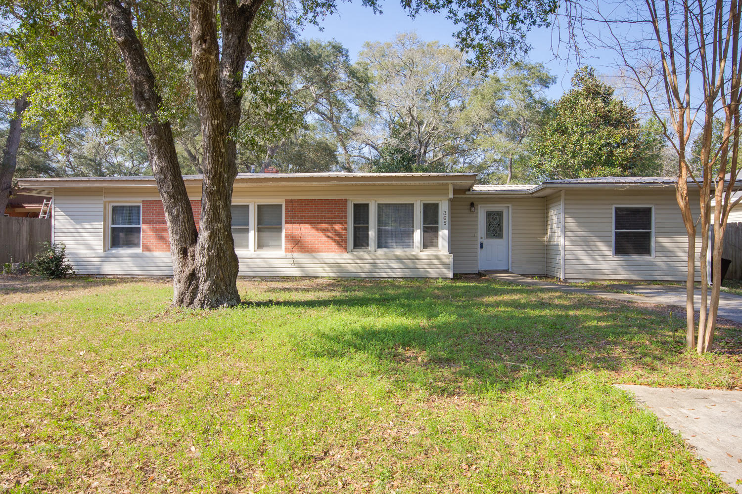 ELLIOTTS POINT - Residential