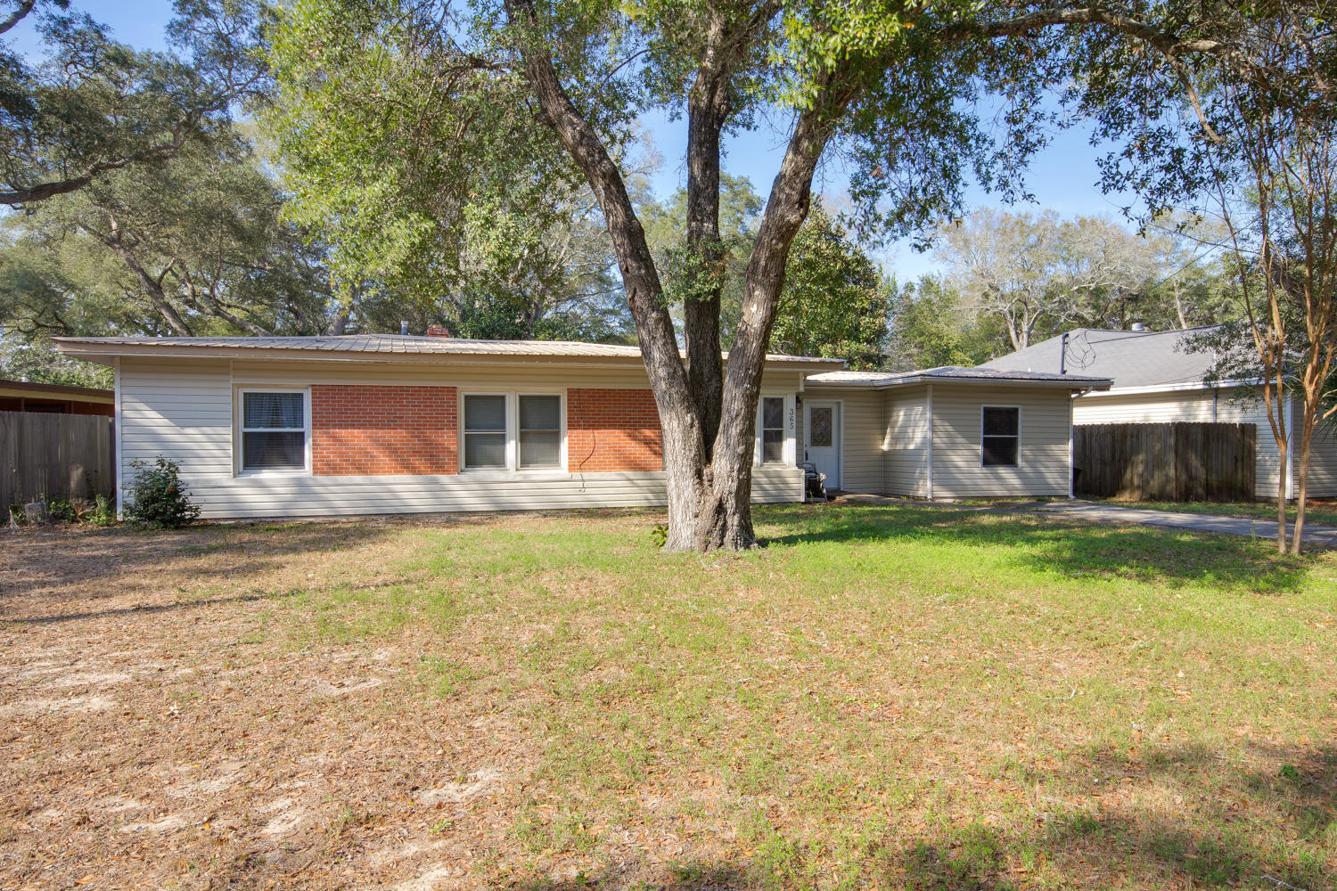 ELLIOTTS POINT - Residential