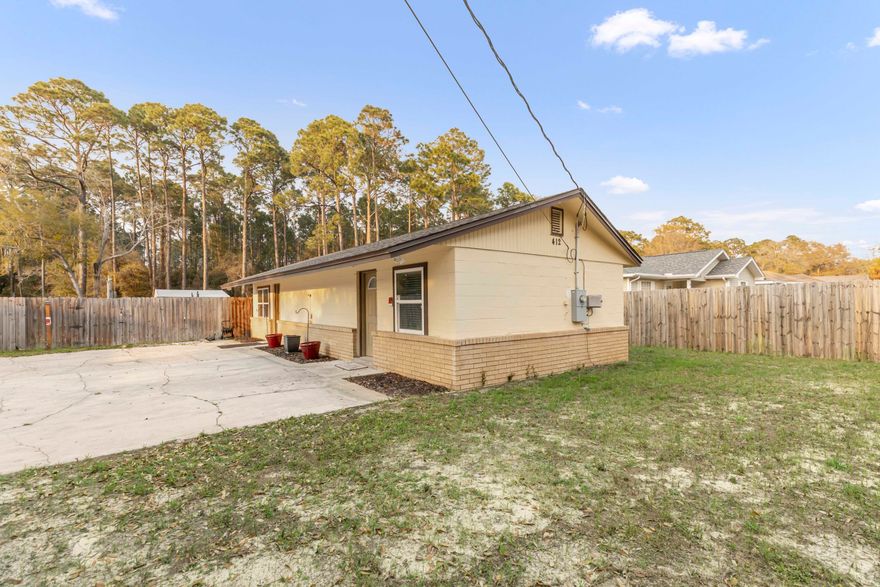 Tastefully funished and decorated  This is a 2 bedroom, 1 bathroom single story home that is updated, clean, and on a large lot. All furnishings are included. Tenant is responsible for utilities (power, water, sewer, trash) Available now for a 12 month lease