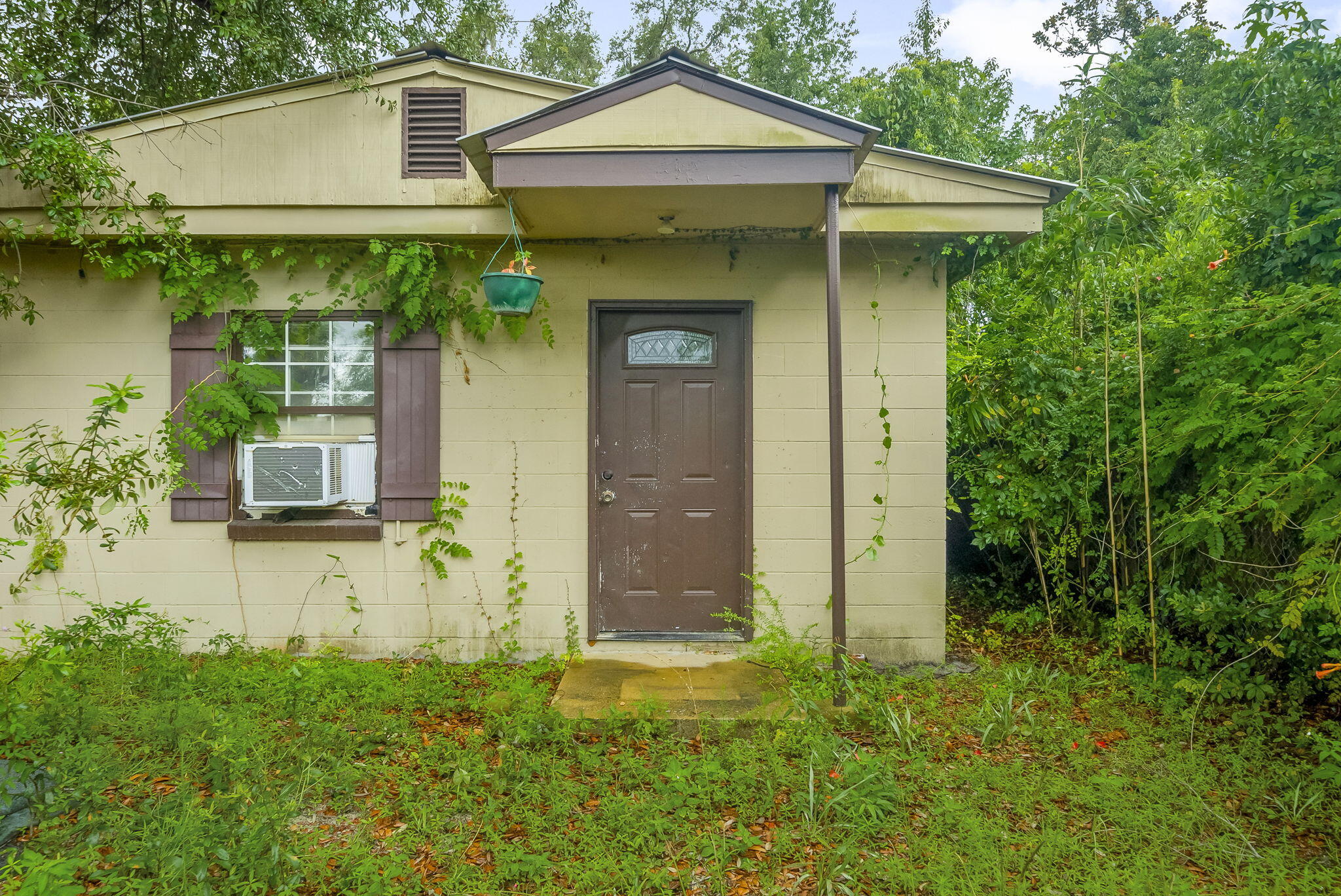 Great opportunity to purchase two solid rental properties close to the Cove and Downtown Panama City. 610 E 4th Ct and 616 E 4th Ct. 1BR and 1 Bath each. 610 has an unfinished room on the back of the property. New metal roof on both properties post Hurricane Michael. Priced for AS-IS condition.