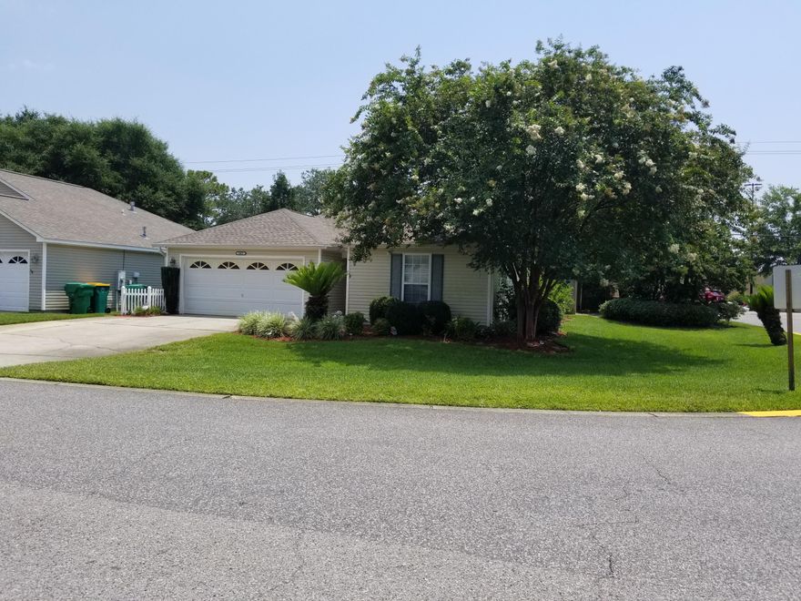 3 bedroom, 2 bath, 2 car garage home in desirable location in FWB. This home is located in the small sub-division of Hunter's Run. Well landscaped front and back yards attract you to this corner lot. Roof is less than 4 yrs. old. Updates in the home and extra features make this home very inviting. Ceramic tile in living areas and bathrooms, living room has raised ceiling, ceiling fans in living room and all bedrooms, crown moulding throughout whole house, security system, whole house stereo system, gas fireplace with wood mantel, walk-in closet in the master bedroom, and linen closet in both the master bathroom and hall. Custom stone tile in both bathrooms on lower walls.