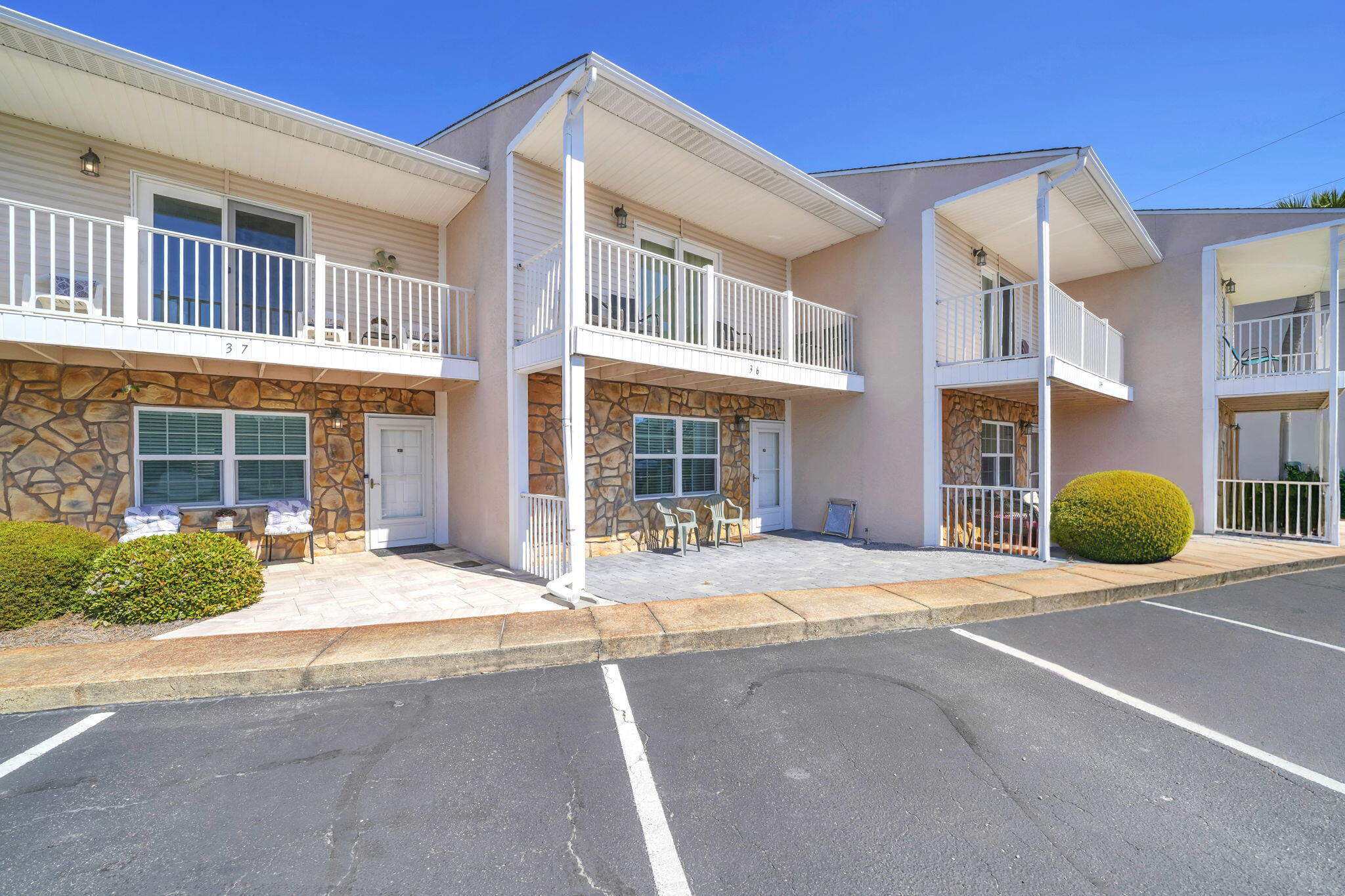 WOODLAND SHORES TOWNHOMES PHASE IV - Residential