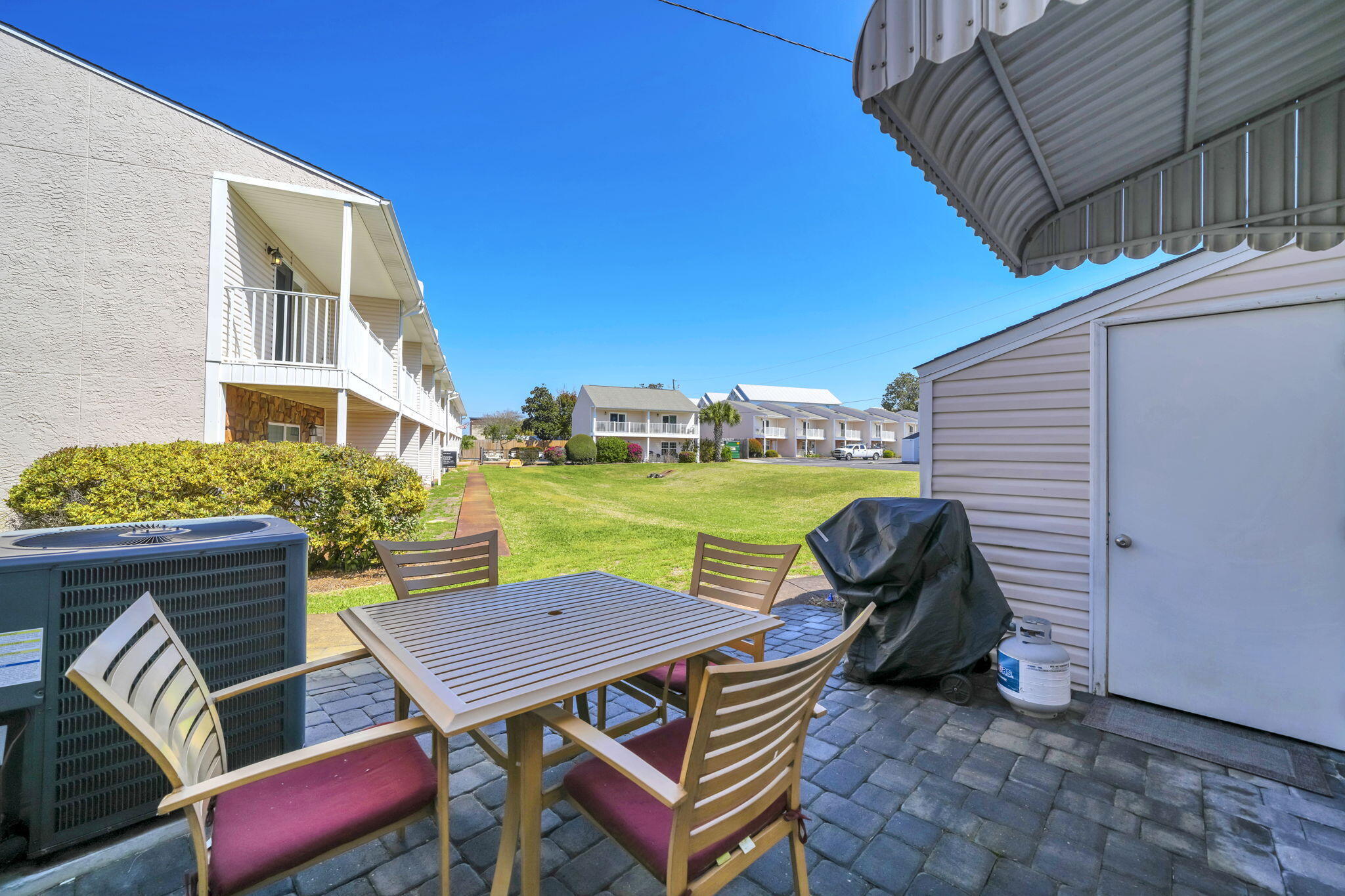 WOODLAND SHORES TOWNHOMES PHASE IV - Residential