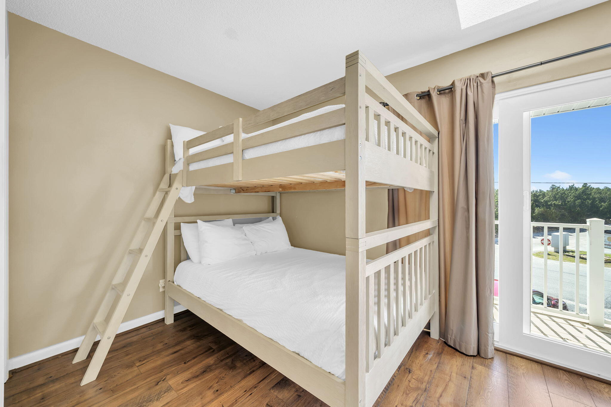 WOODLAND SHORES TOWNHOMES PHASE IV - Residential