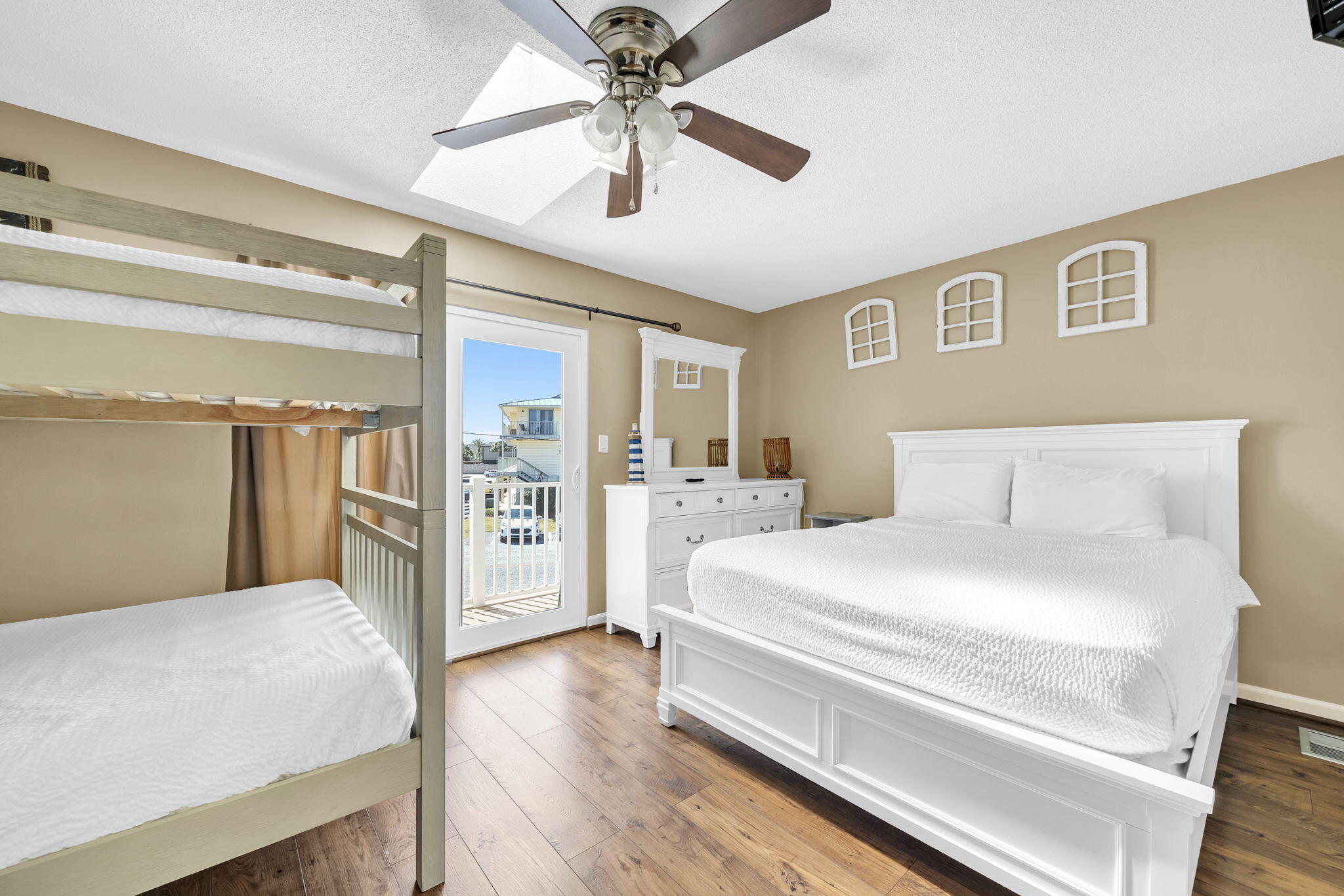 WOODLAND SHORES TOWNHOMES PHASE IV - Residential