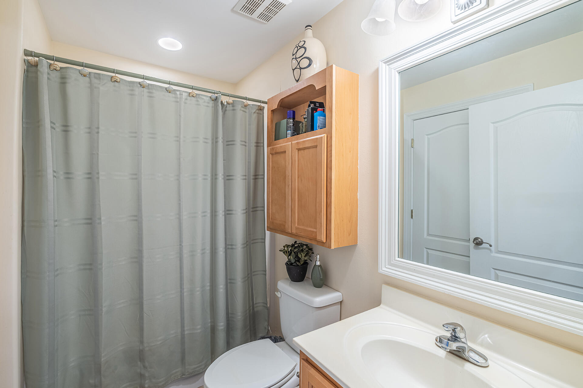 OLD BAY VILLAGE CONDO FLAT - Residential