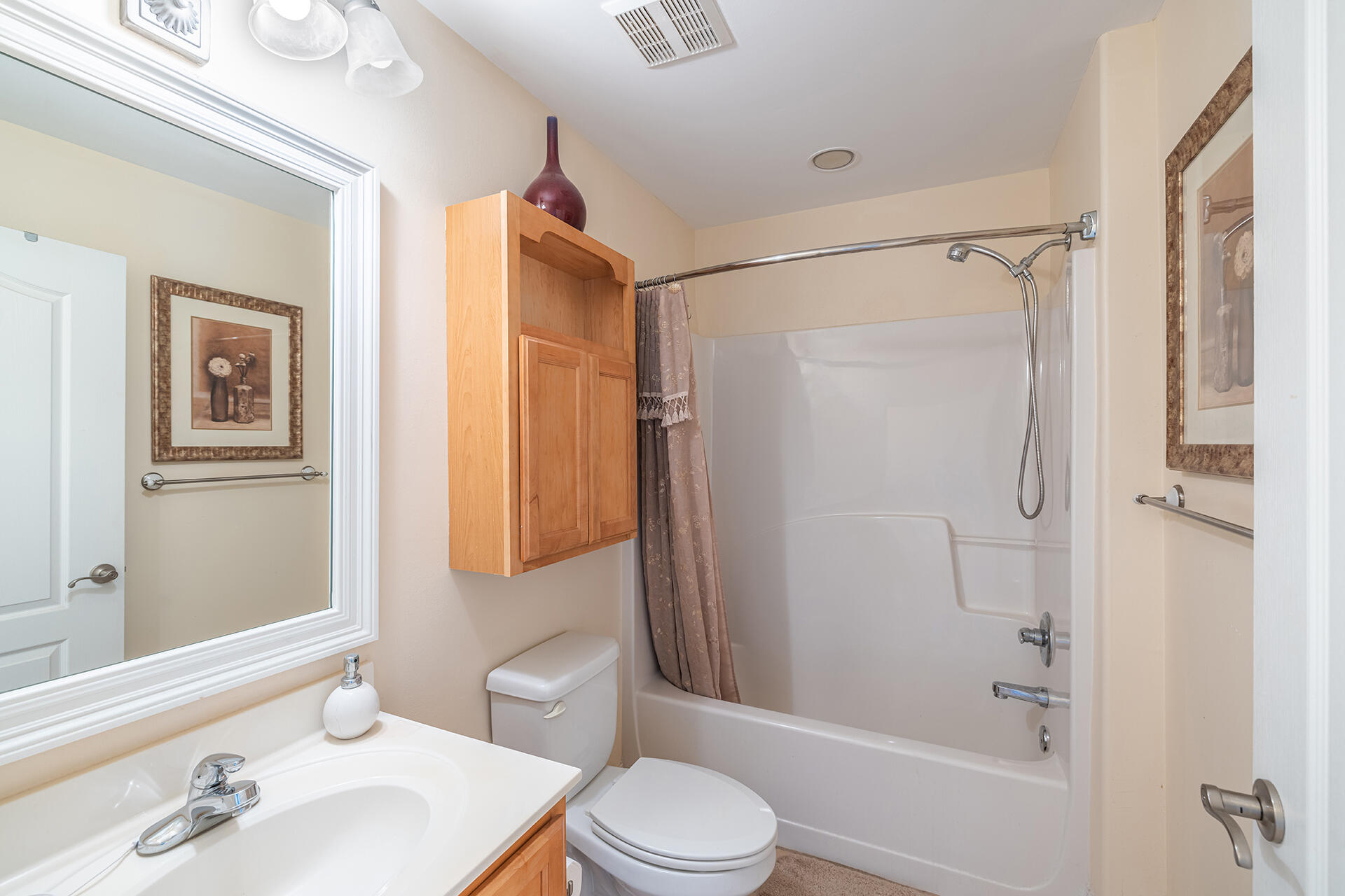 OLD BAY VILLAGE CONDO FLAT - Residential
