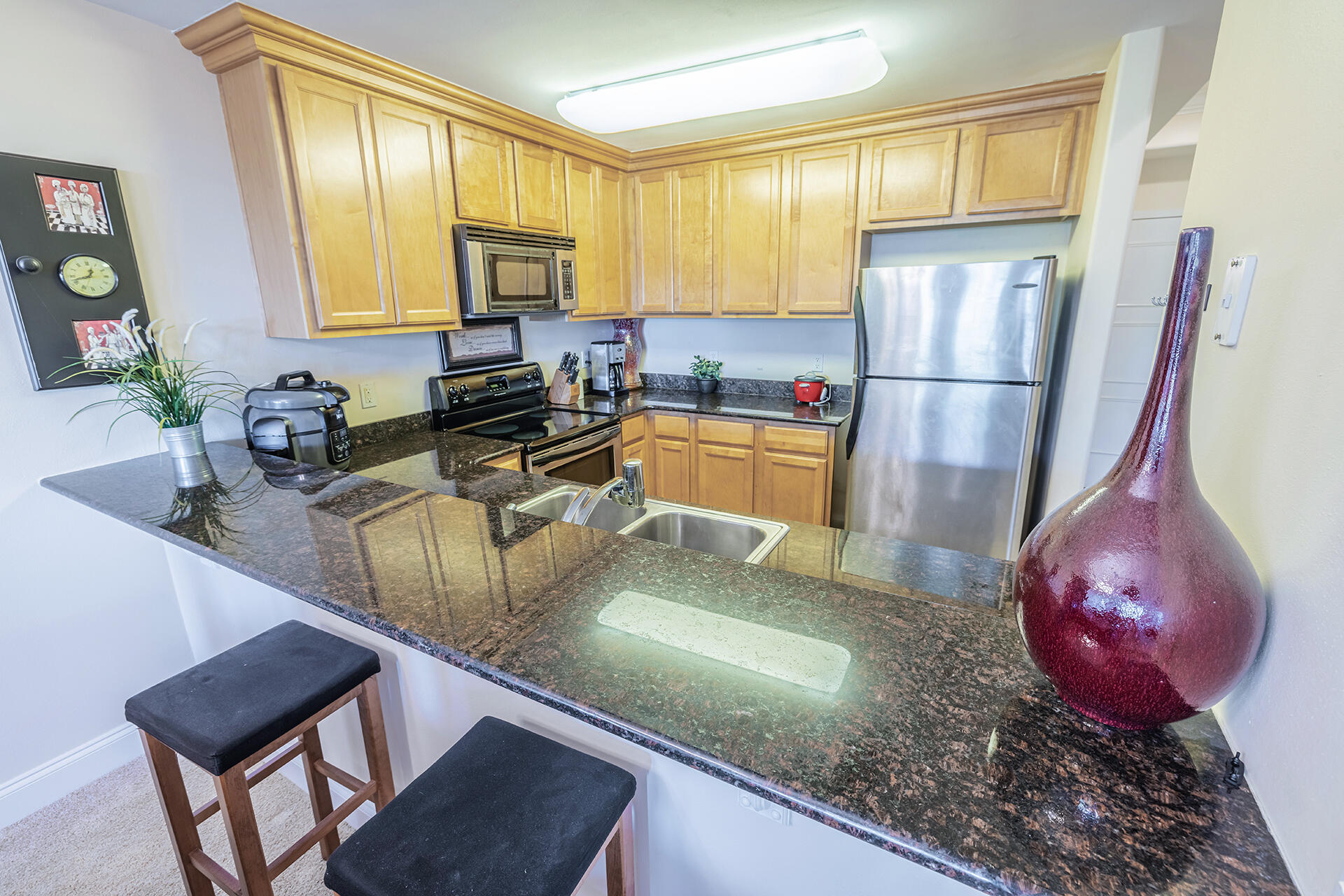 OLD BAY VILLAGE CONDO FLAT - Residential