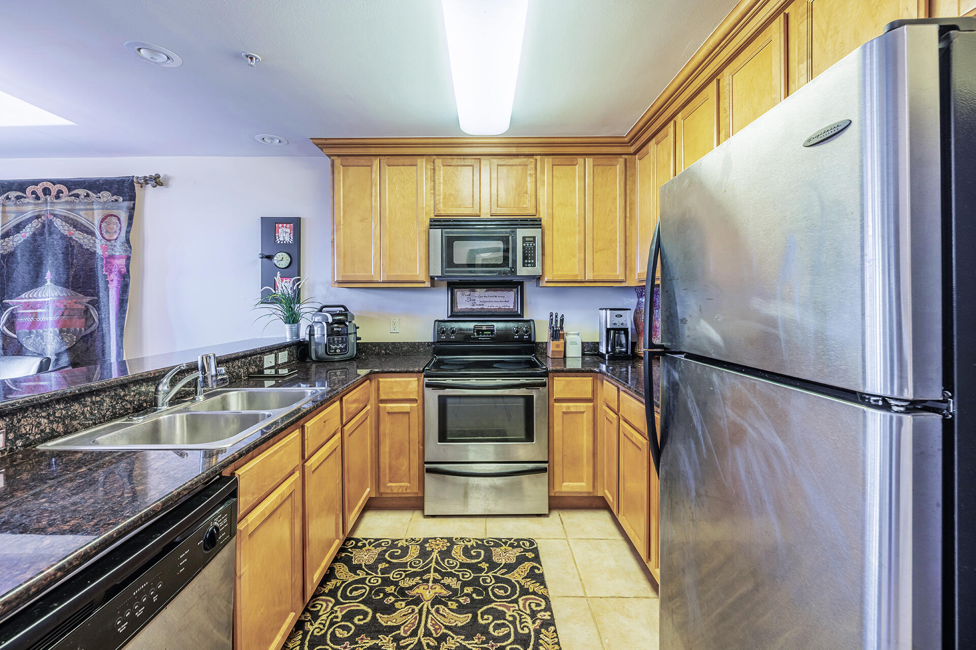 OLD BAY VILLAGE CONDO FLAT - Residential