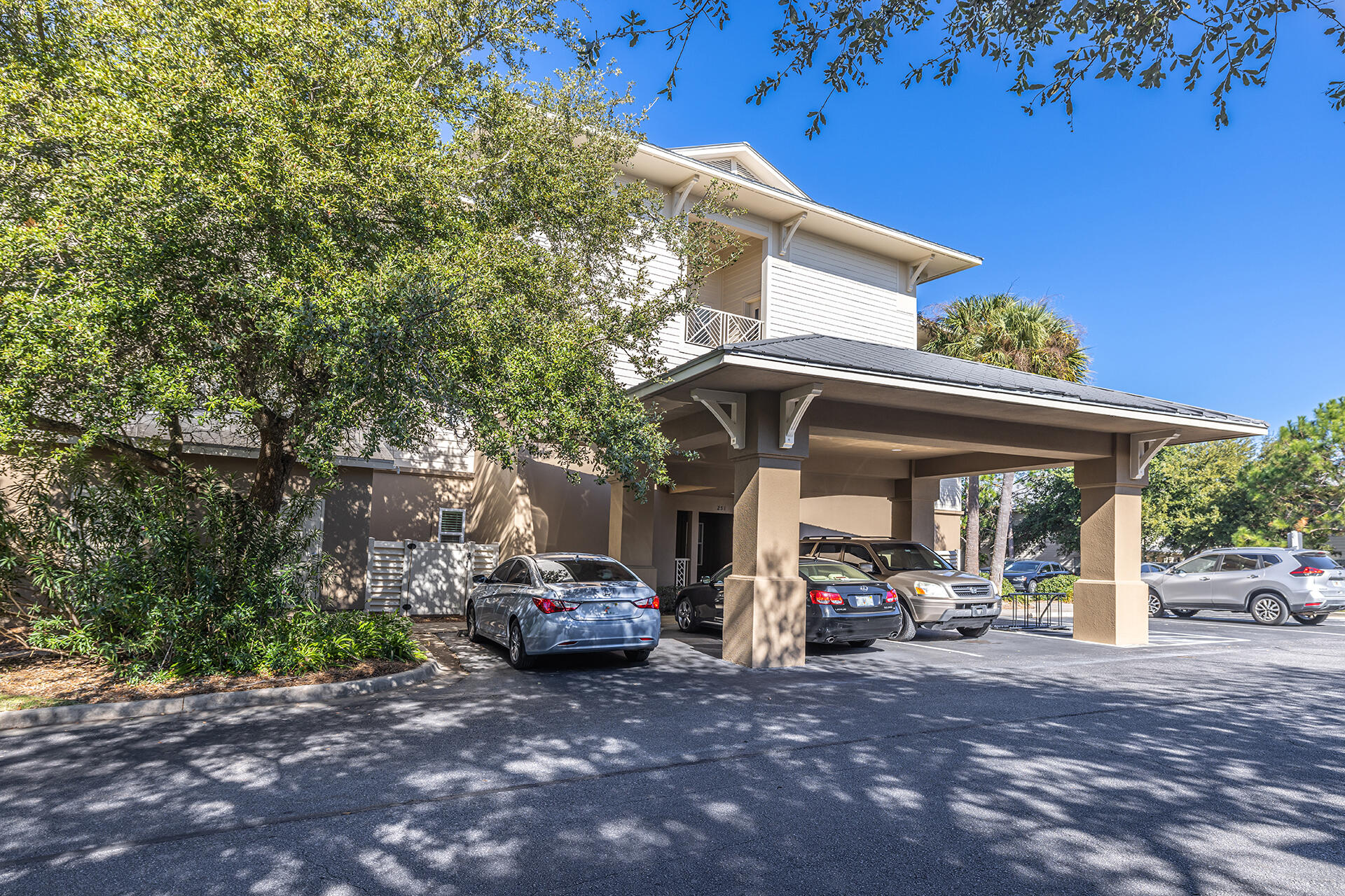 OLD BAY VILLAGE CONDO FLAT - Residential