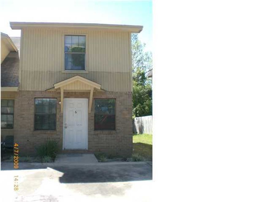 THIS WONDERFUL TOWNHOME IS CONVENIENTLY LOCATED JUST OFF RACETRACK ROAD AND WITHIN WALKING DISTANCE OF MIDDLE AND HIGH SCHOOLS. PETS ARE ALLOWED WITH A NON REFUNDABLE DEPOSIT AND SOME RESTRICTIONS. DON'T MISS THIS ONE!