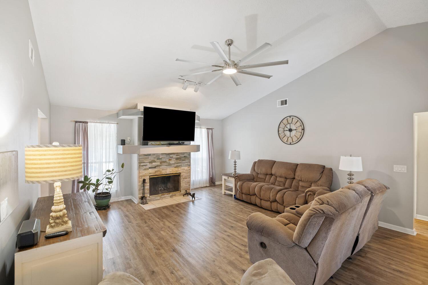 NORTH LAGOON OAKS 8TH ADDN - Residential