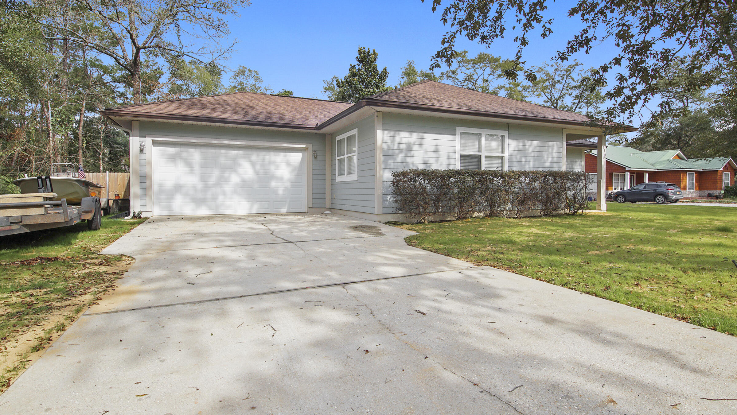 A MUST SEE HOME! CUSTOM BUILT HOME ON A BEAUTIFUL 1/2 ACRE LOT WITH 2 BEDROOMS AND 2 BATHROOMS AND SOARING 10 FOOT CEILINGS THROUGHOUT THE HOUSE. A FABULOUS KITCHEN AND VERY OPEN LIVING AREA. THIS HOME IS IN THE HEART OF FREEPORT AND IS CONVENIENT TO JUST ABOUT ANYWHERE YOU NEED TO BE. ENJOY THE SOUTH WALTON LIFESTYLE AND BEAUTIFUL BEACHES FREE FROM THE TRAFFIC HASSLES. WALKING DISTANCE TO PUBLIX AND SHOPPING. THIS HOME IS PERFECT FOR A SINGLE FIRST TIME BUYER OR A COUPLE LOOKING TO START A NEW FAMILY. JUST SIT BACK AND WATCH YOUR PROPERTY VALUE INCREASE!
