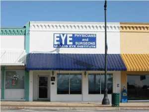 Attention Commercial Investors. Here is an opportunity to own an attractive commercial building in Downtown Historic Defuniak Springs. The building has been upgraded and remodeled to serve as an eye doctor office.