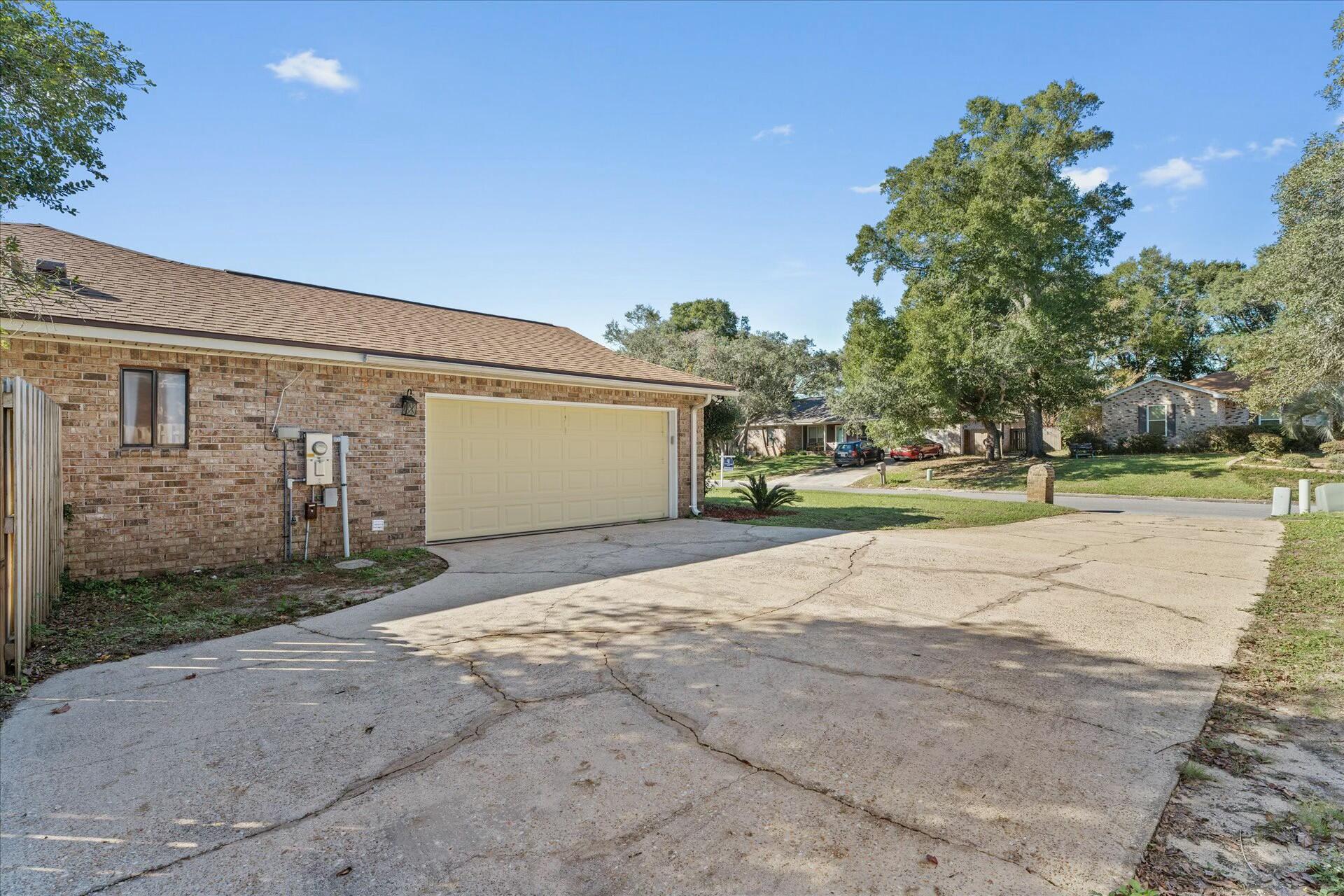 LAKE CHARLENE - Residential