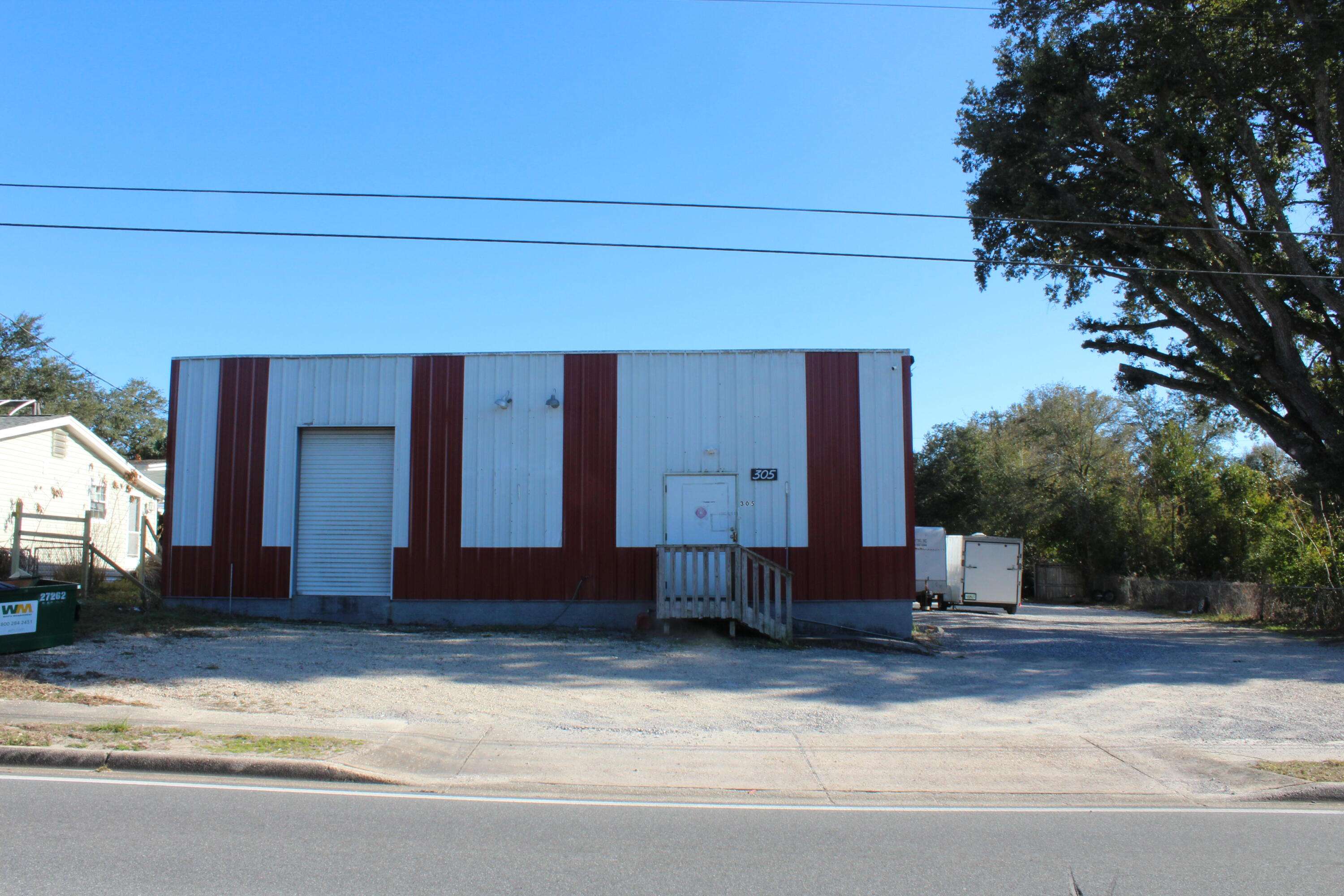 Main image without alt text