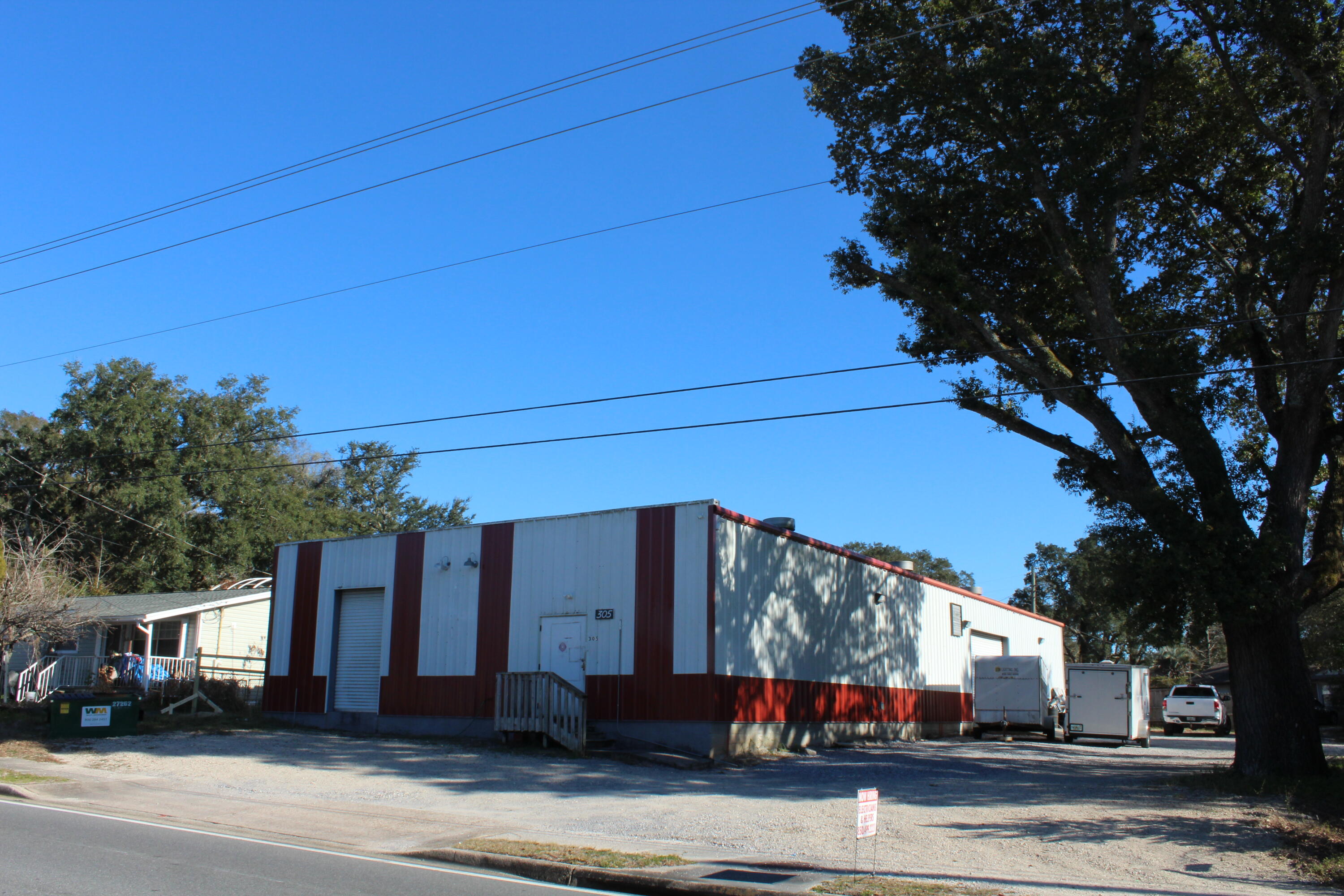 Main image without alt text