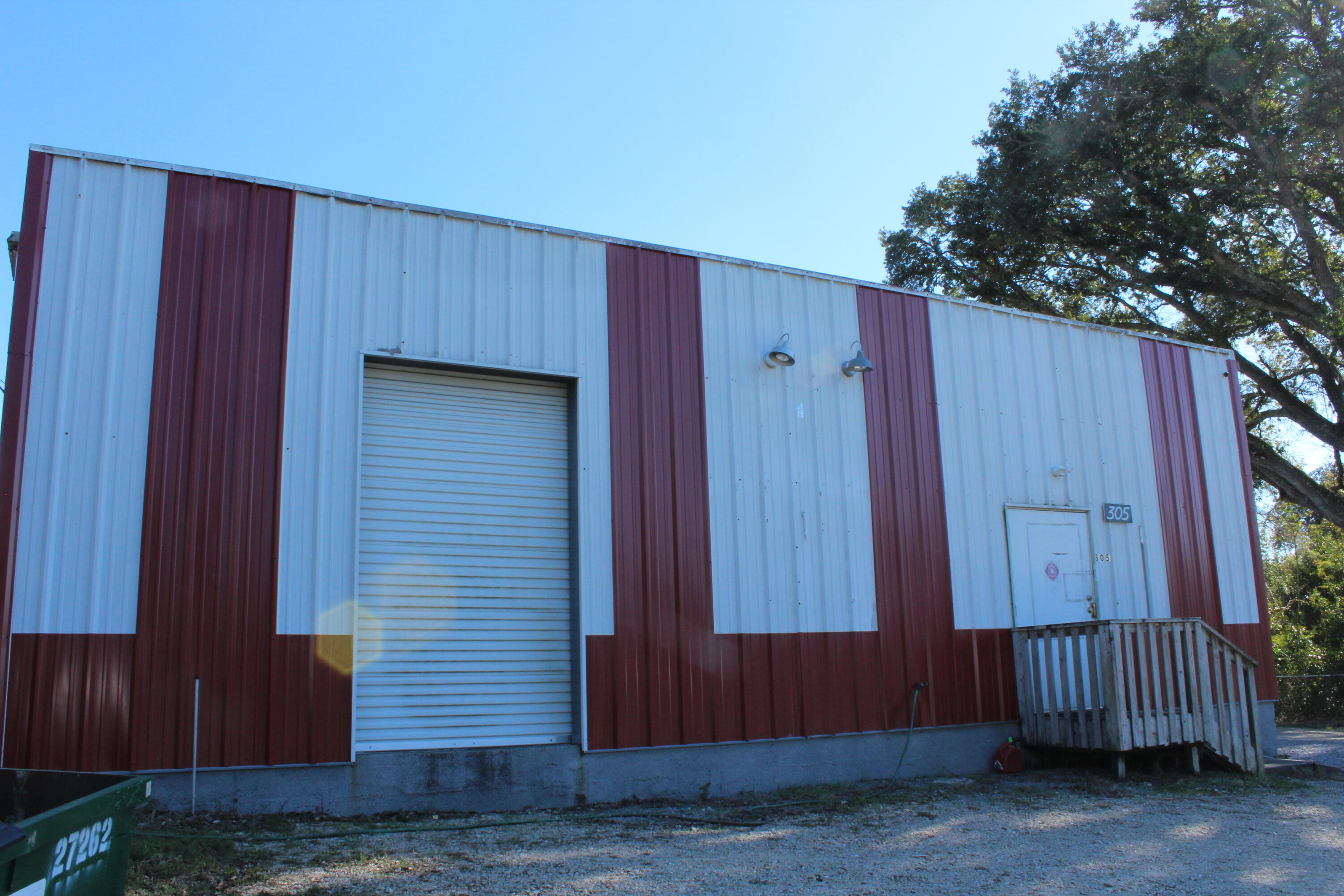 Main image without alt text