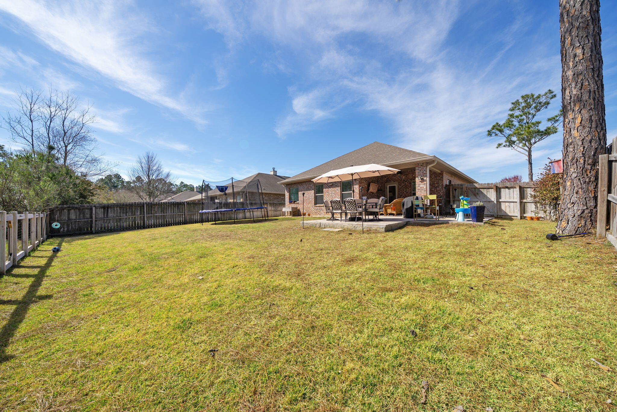 WHISPERING LAKE - Residential