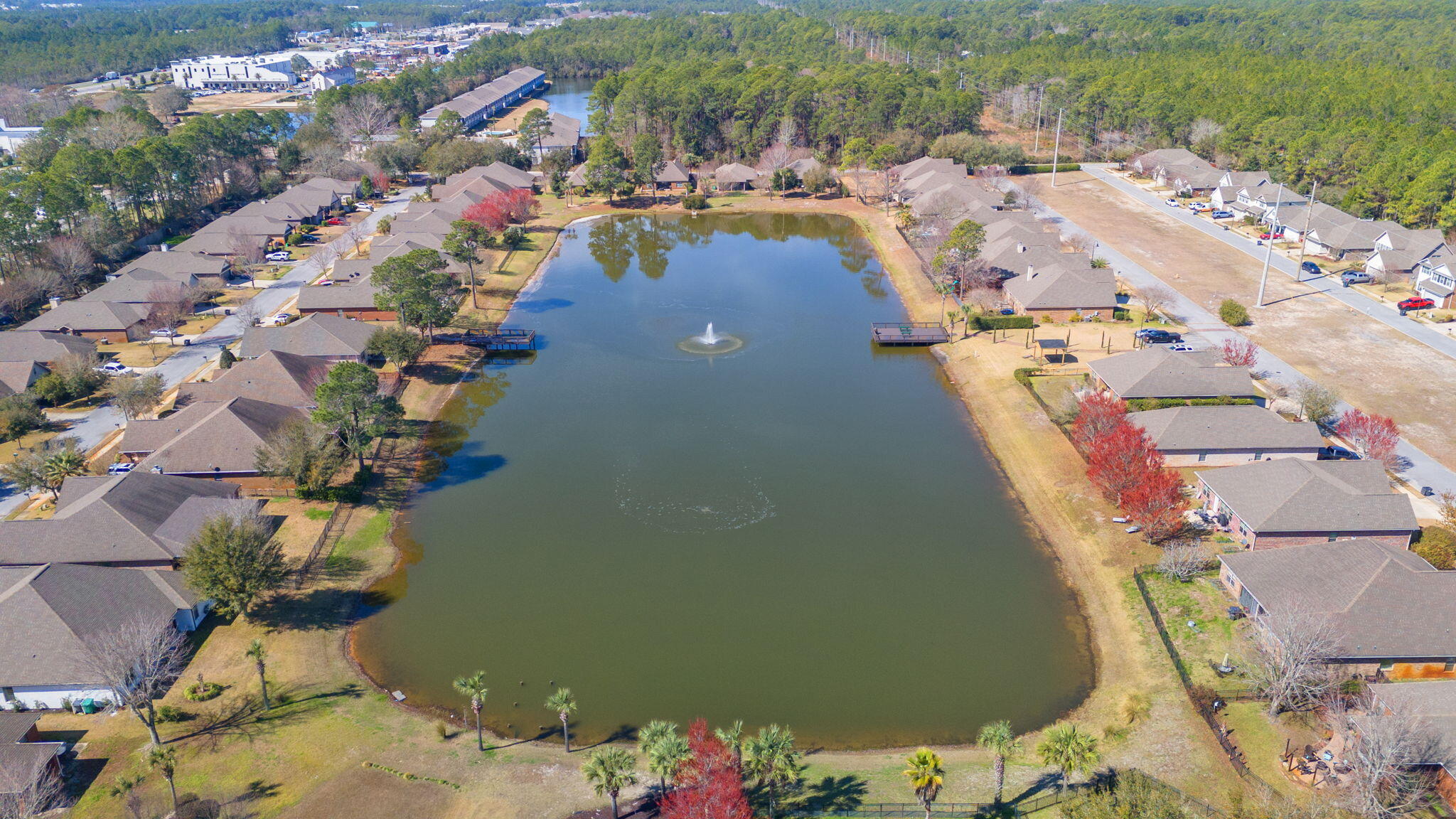 WHISPERING LAKE - Residential