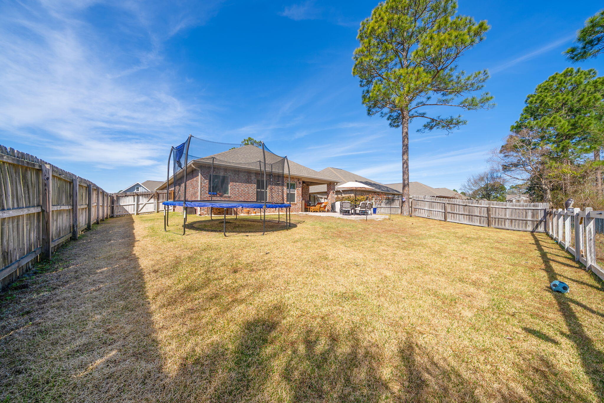 WHISPERING LAKE - Residential