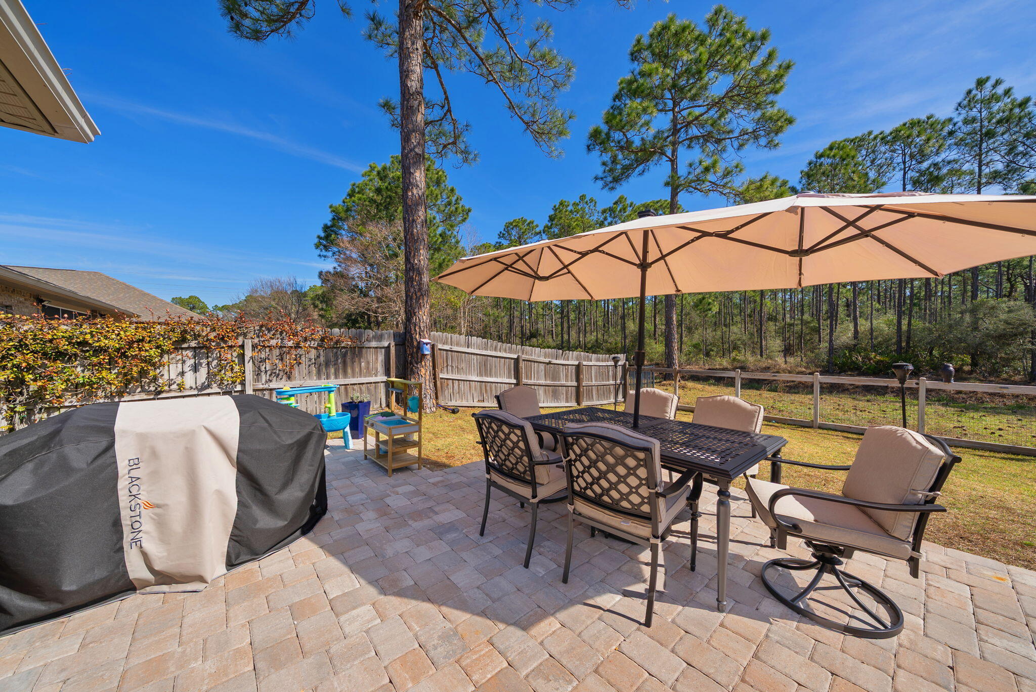 WHISPERING LAKE - Residential