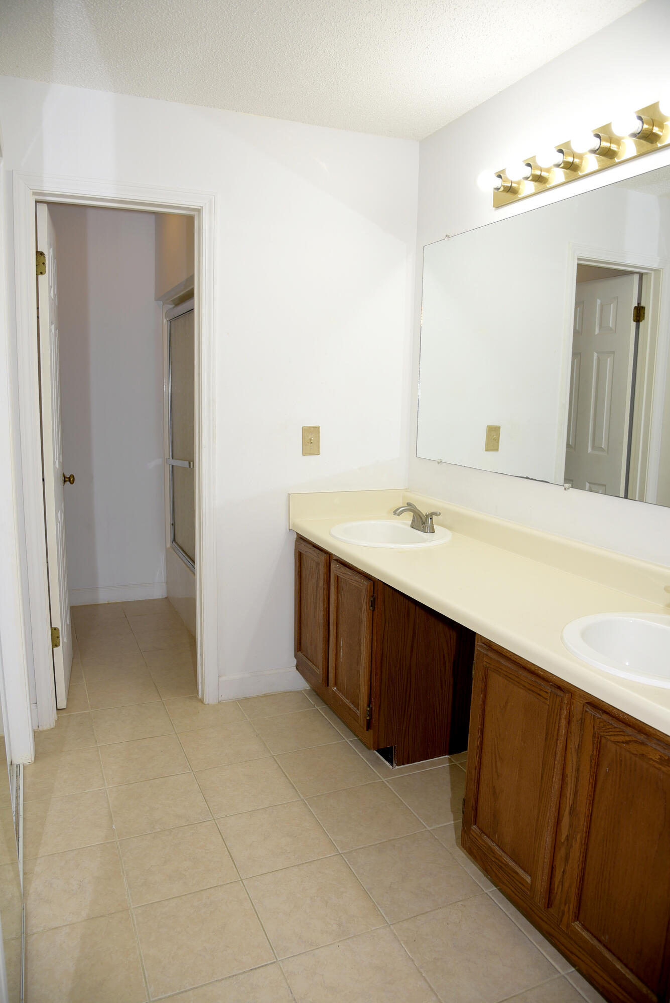 LAKESIDE CONDO AT BLUEWATER BA - Residential