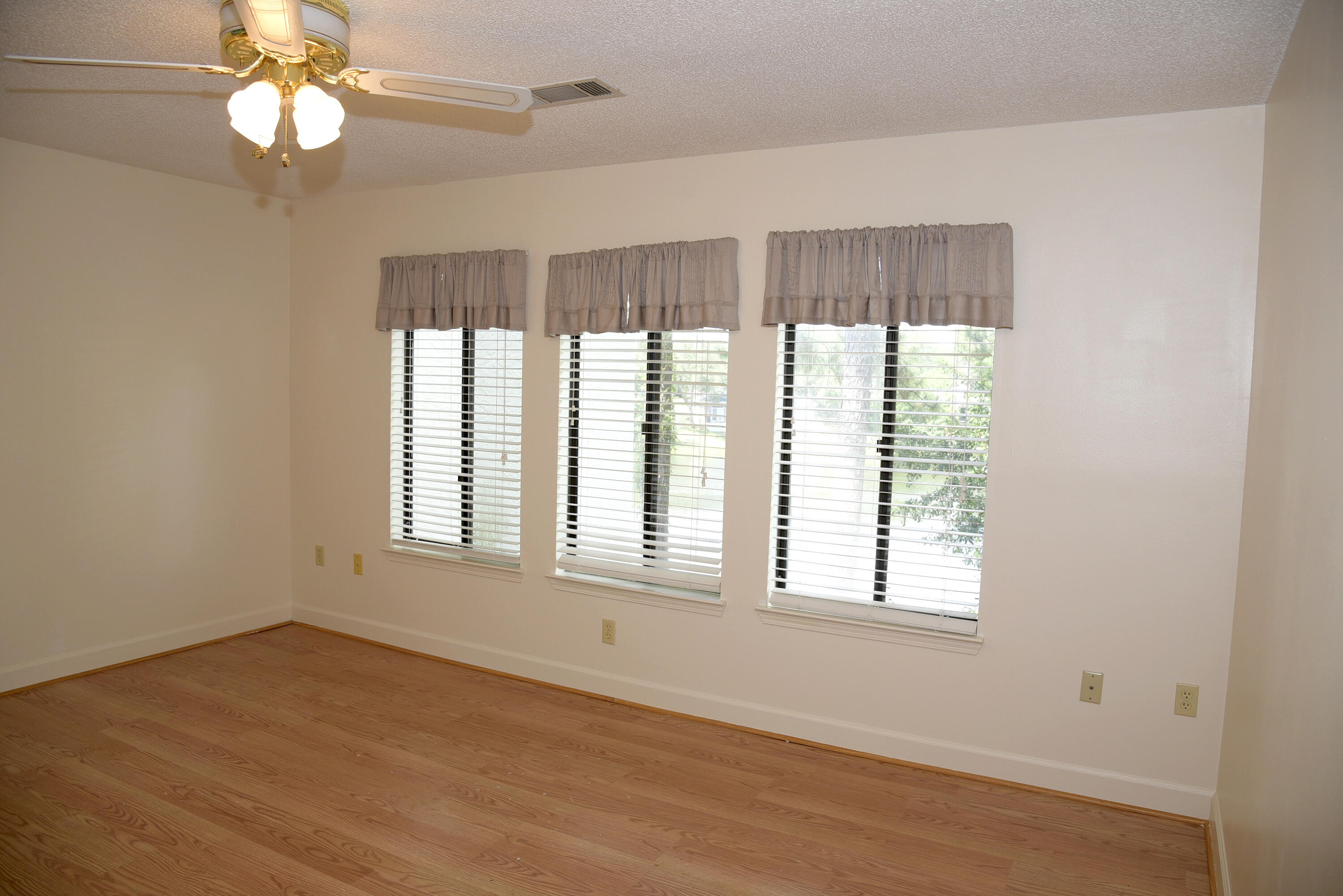 LAKESIDE CONDO AT BLUEWATER BA - Residential