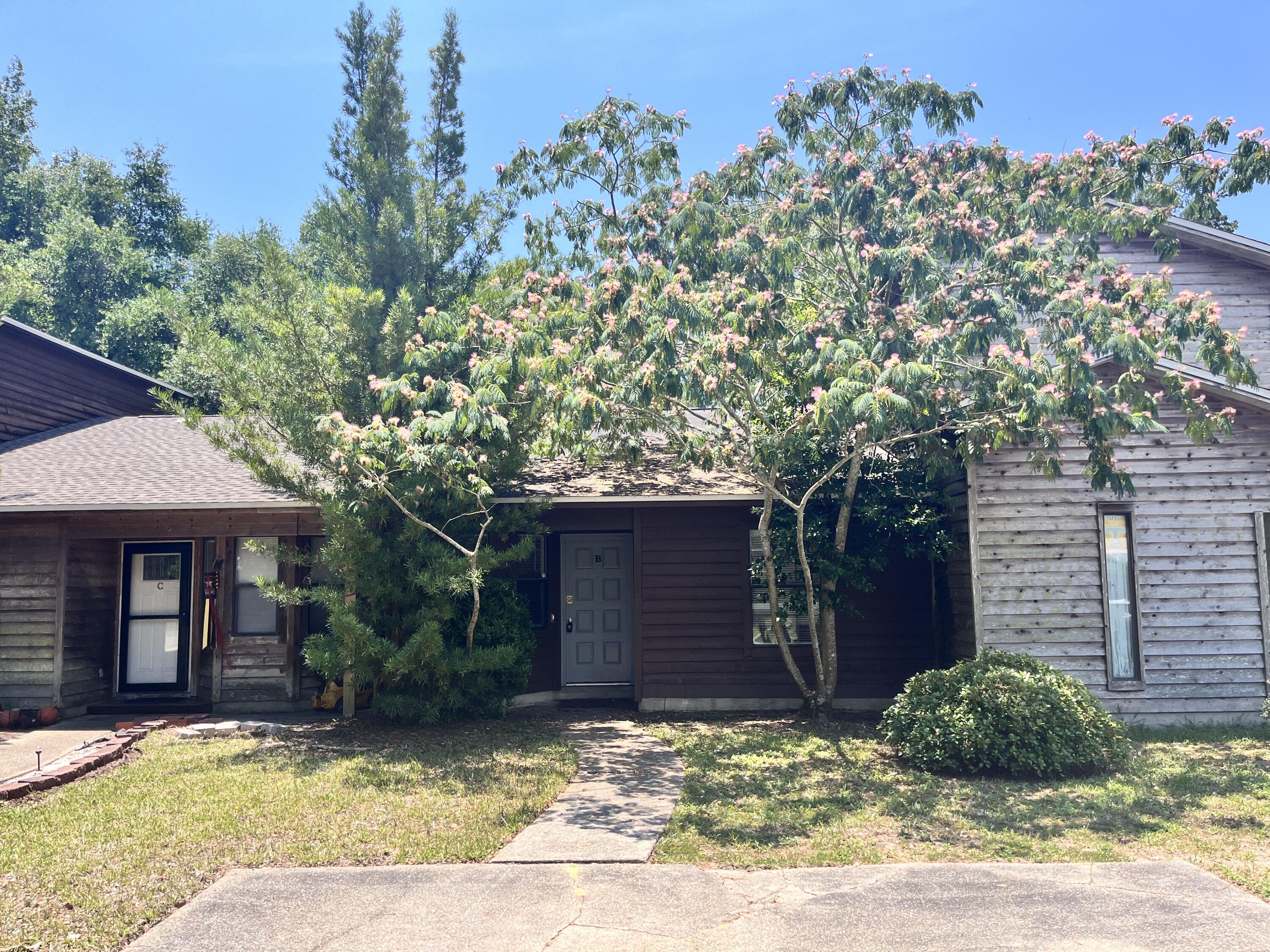 This 2-bedroom Bay Breeze townhome is located conveniently to both bases. Ceramic tile flooring in living area and kitchen. Completely renovated kitchen with newer cabinets and counters, and appliances. Each bedroom has new carpet. Fenced backyard with covered patio and extra open patio space. Pets will be allowed with approval and a $500 non-refundable pet fee.