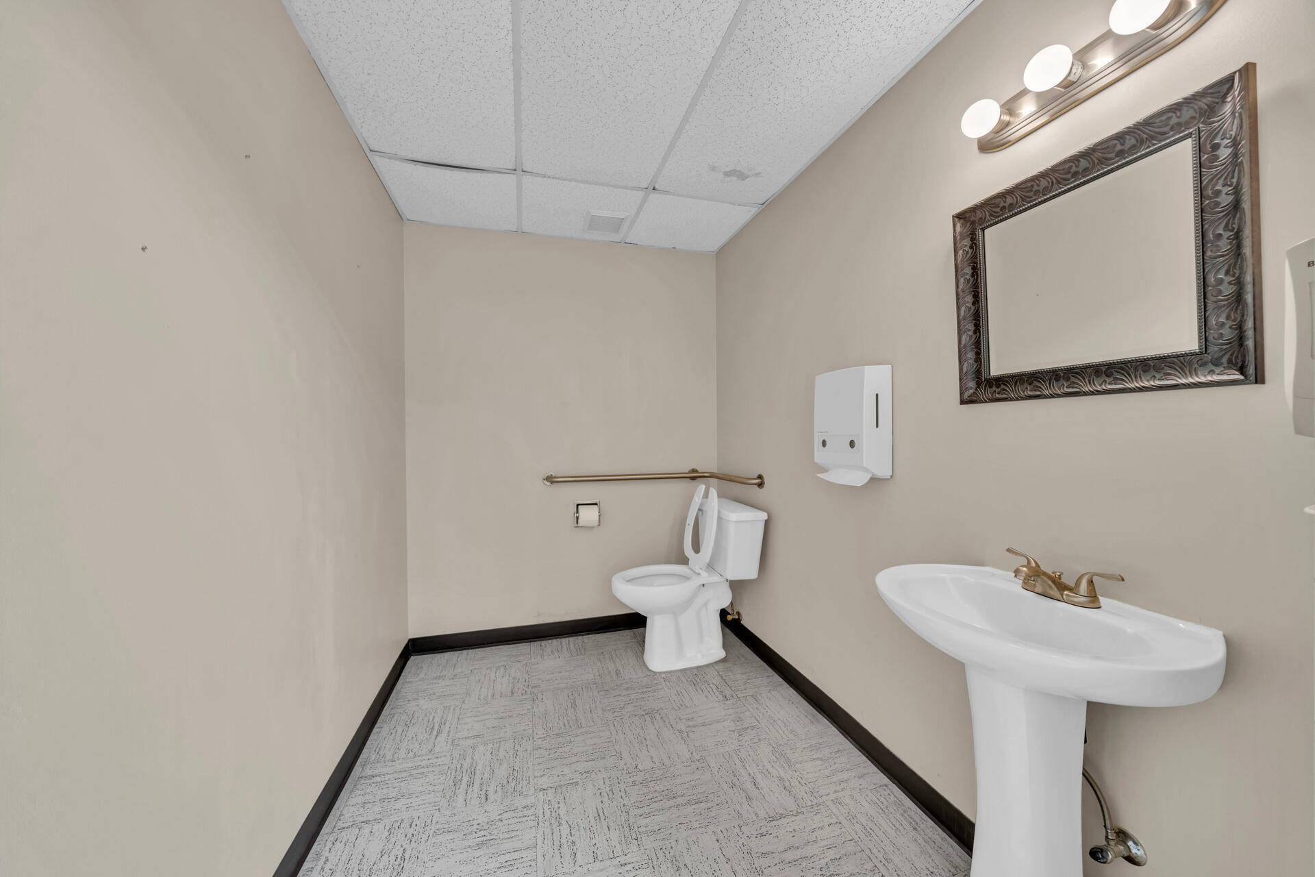 Main image without alt text