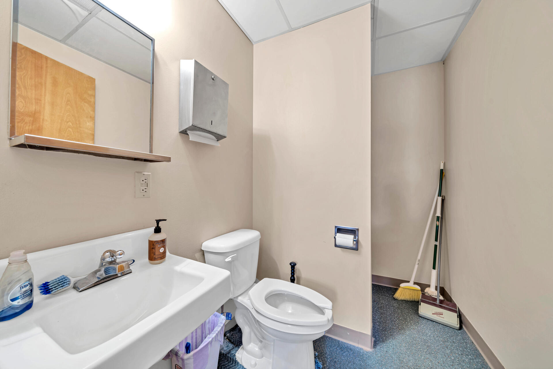 Main image without alt text