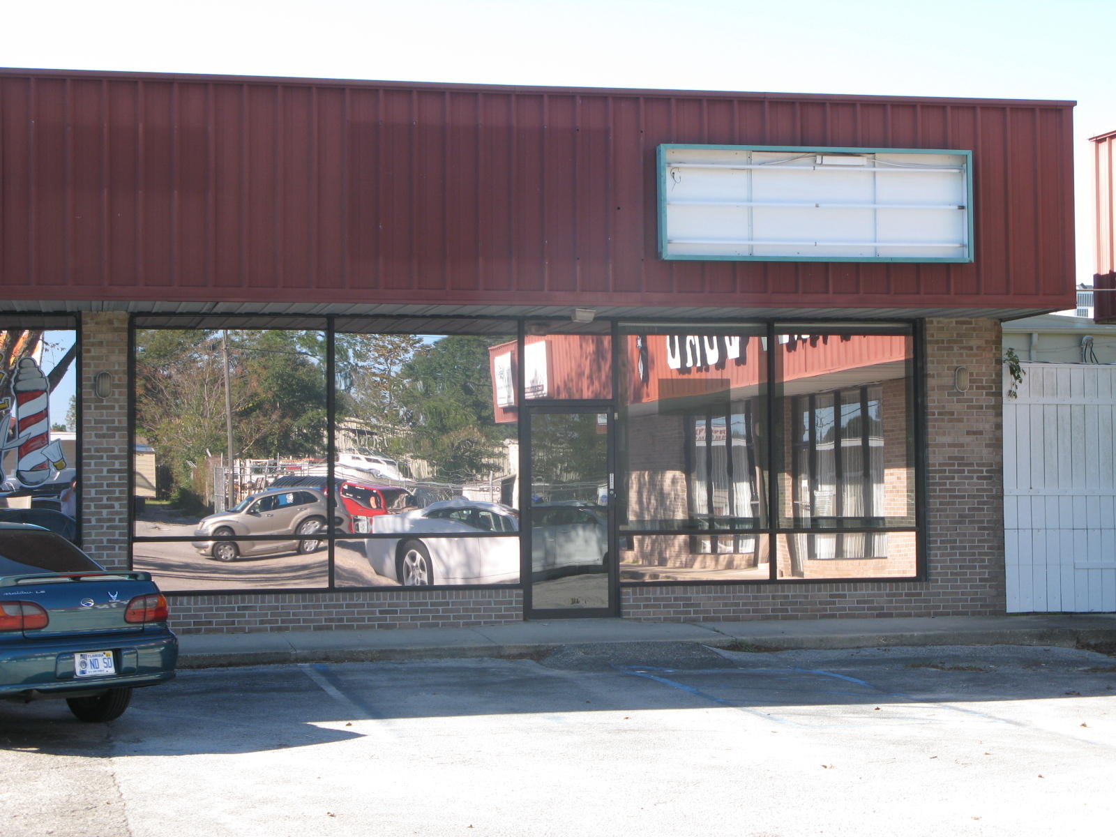 Open floor plan. Nice small retail plaza on corner location for easy access. $85 monthly for w/s/g/CAM. NEw carpet installed. FIRST MONTHS FREE RENT.