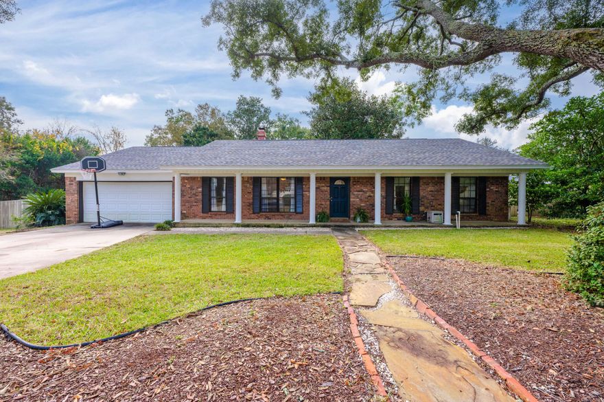 *UNDER CONTRACT, AVAILIBLE TO SHOW FOR BACK UP OFFERS* Conveniently located less than 2 miles from access to I-10, this home offers an immaculate, bright, and neutral interior. You'll enjoy the formal living and dining rooms at the entry, a family room openly joined to the breakfast nook and kitchen, and an in-ground pool in the backyard. The kitchen offers abundant cabinet storage, new granite countertops and tile backsplash, and all stainless appliances. The primary suite is located on the right side of the home and is suitable for a king-sized bed, with plenty of room to comfortably get around. It comes complete with an en-suite bathroom featuring a walk-in shower, double vanity, modern tile shower surround and vanity backsplash all the way to the ceiling, and an ample walk-in closet. T