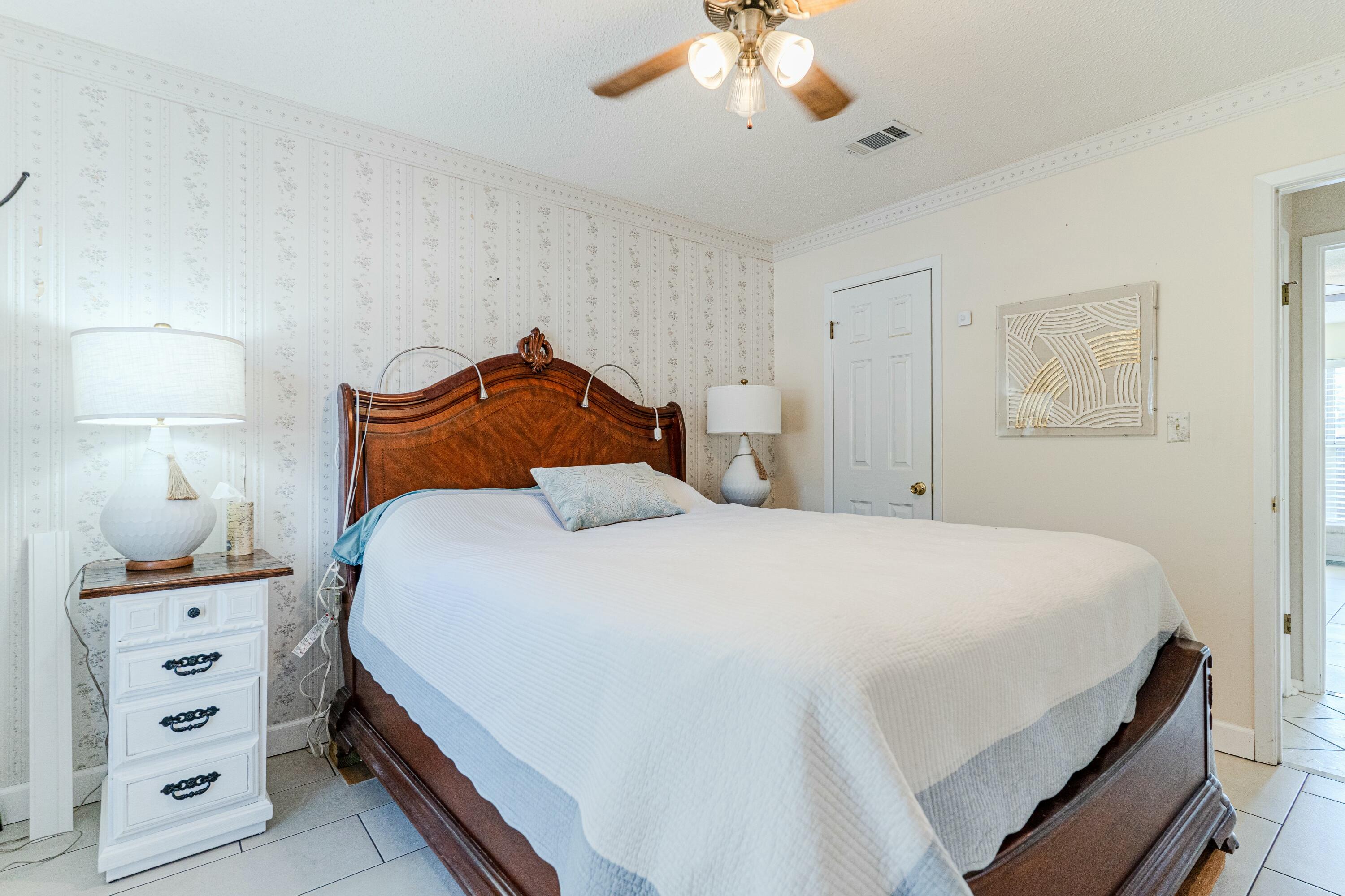 COLLEGE OAKS - Residential