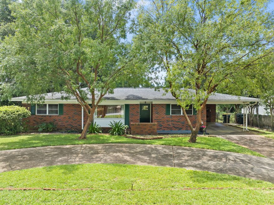 Are you looking for a single family home on a large corner lot that's convenient to parks, shops and schools?  Nestled in the heart of Fort Walton Beach, this 1,625-square-foot single-family home on a 0.34-acre corner lot offers the perfect blend of space and convenience. With 3 bedrooms and 2 bathrooms, this property provides ample room for growing families. The large family room serves as the central hub, inviting you to gather with loved ones and create cherished memories. But the true selling point lies in the home's unbeatable location - just 1/2 block from the Oakland Heights athletic fields and 1 block from Silver Sands School.