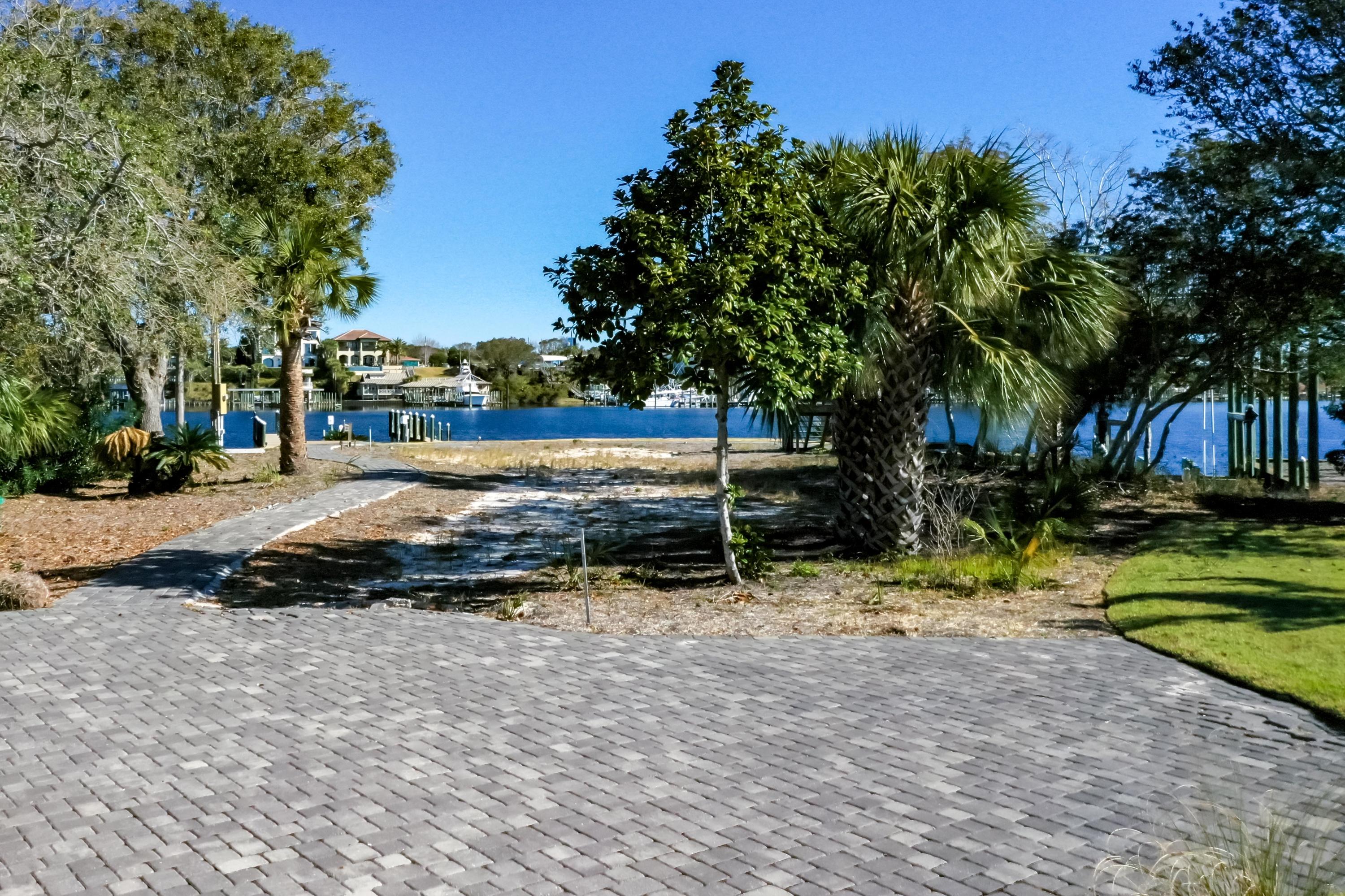 HOLIDAY ISLE - Land