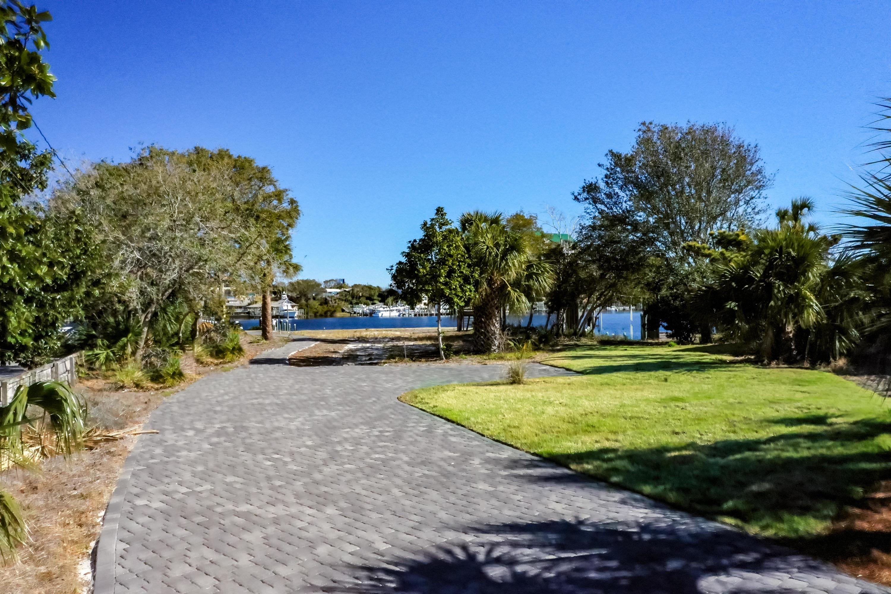 HOLIDAY ISLE - Land