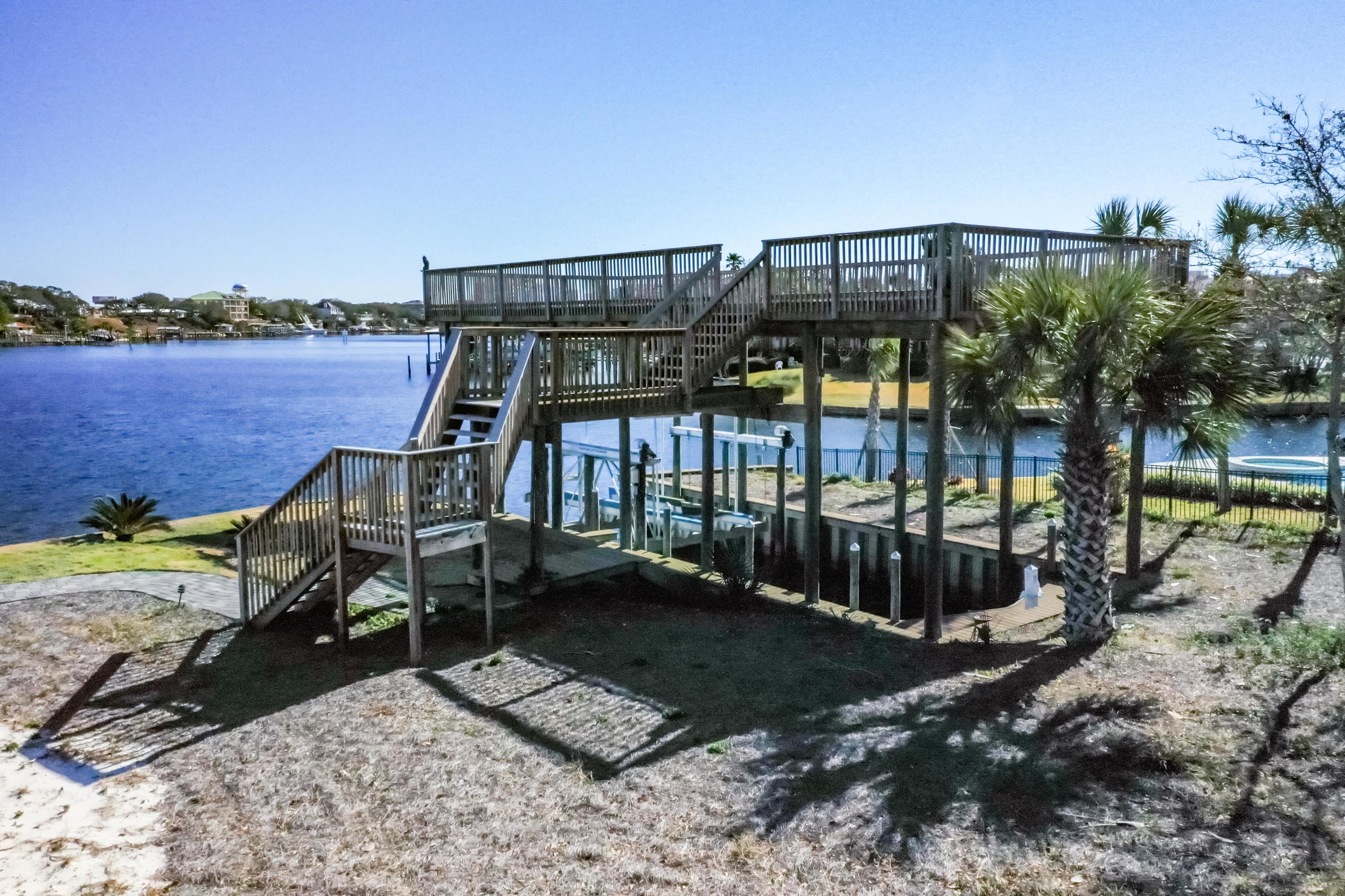 HOLIDAY ISLE - Land