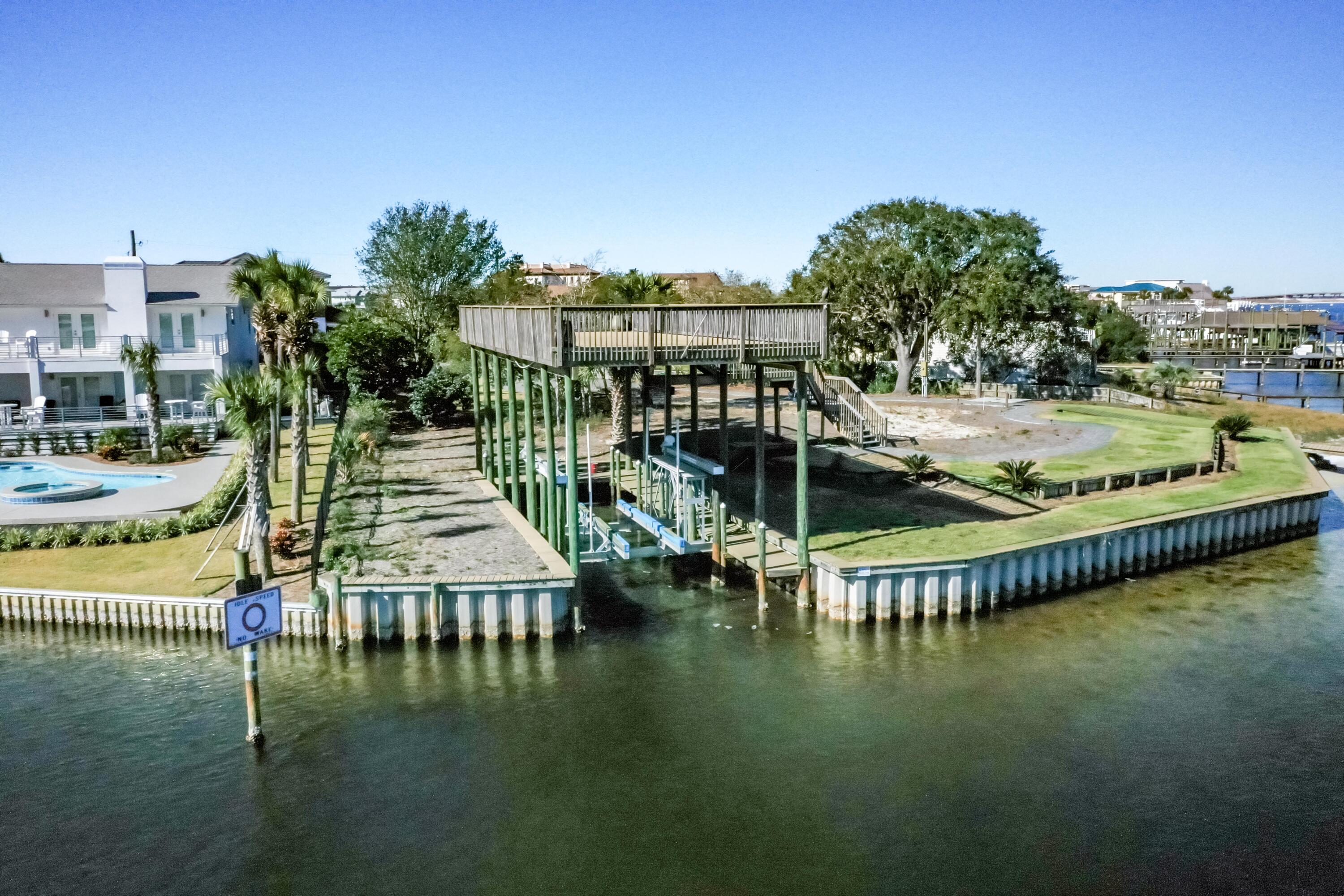 HOLIDAY ISLE - Land