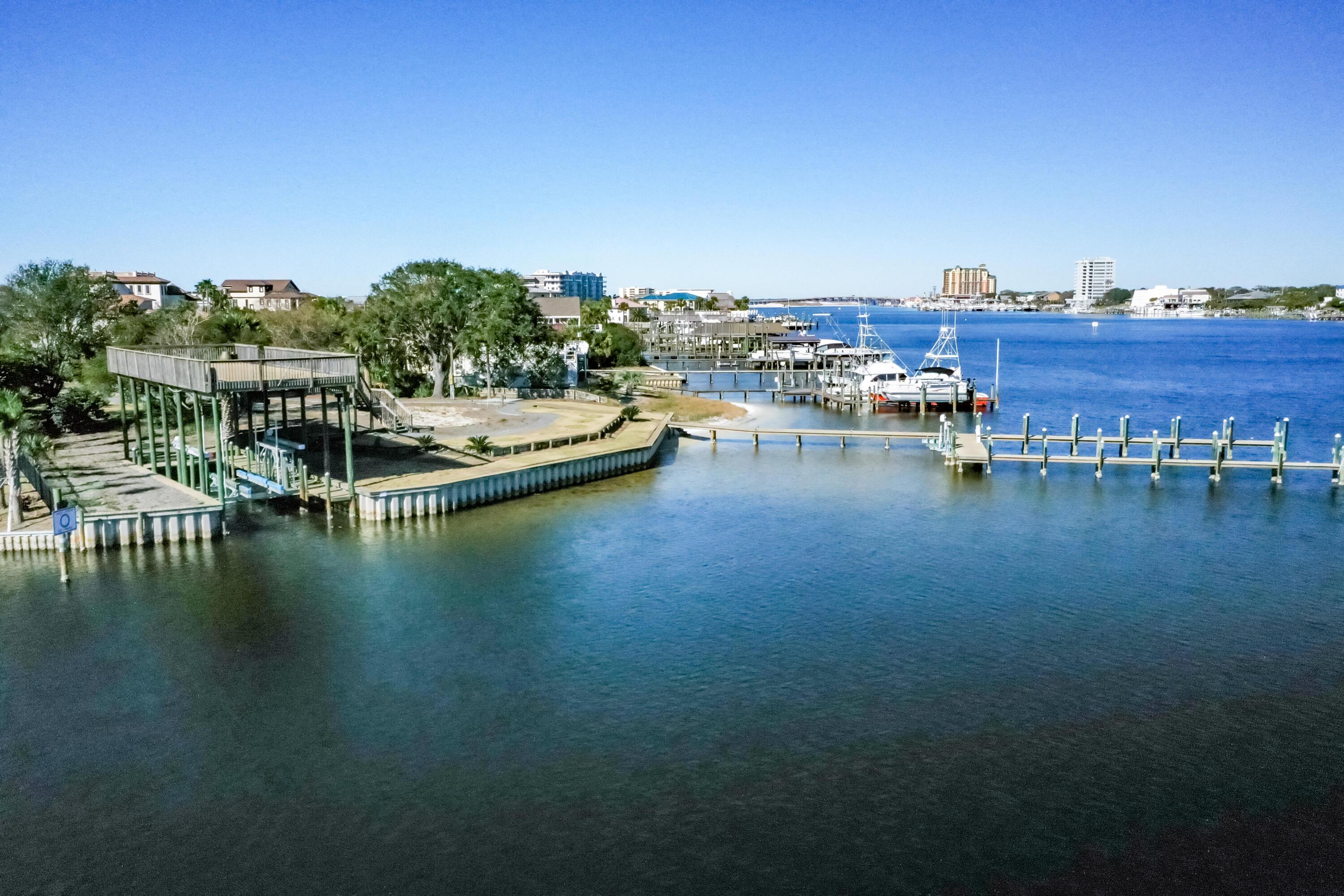 HOLIDAY ISLE - Land