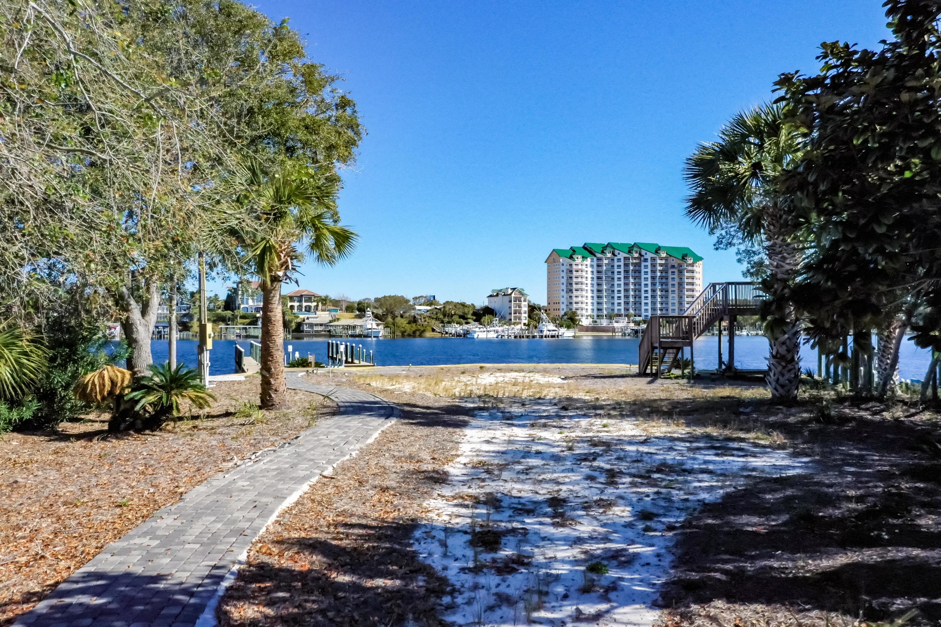 HOLIDAY ISLE - Land